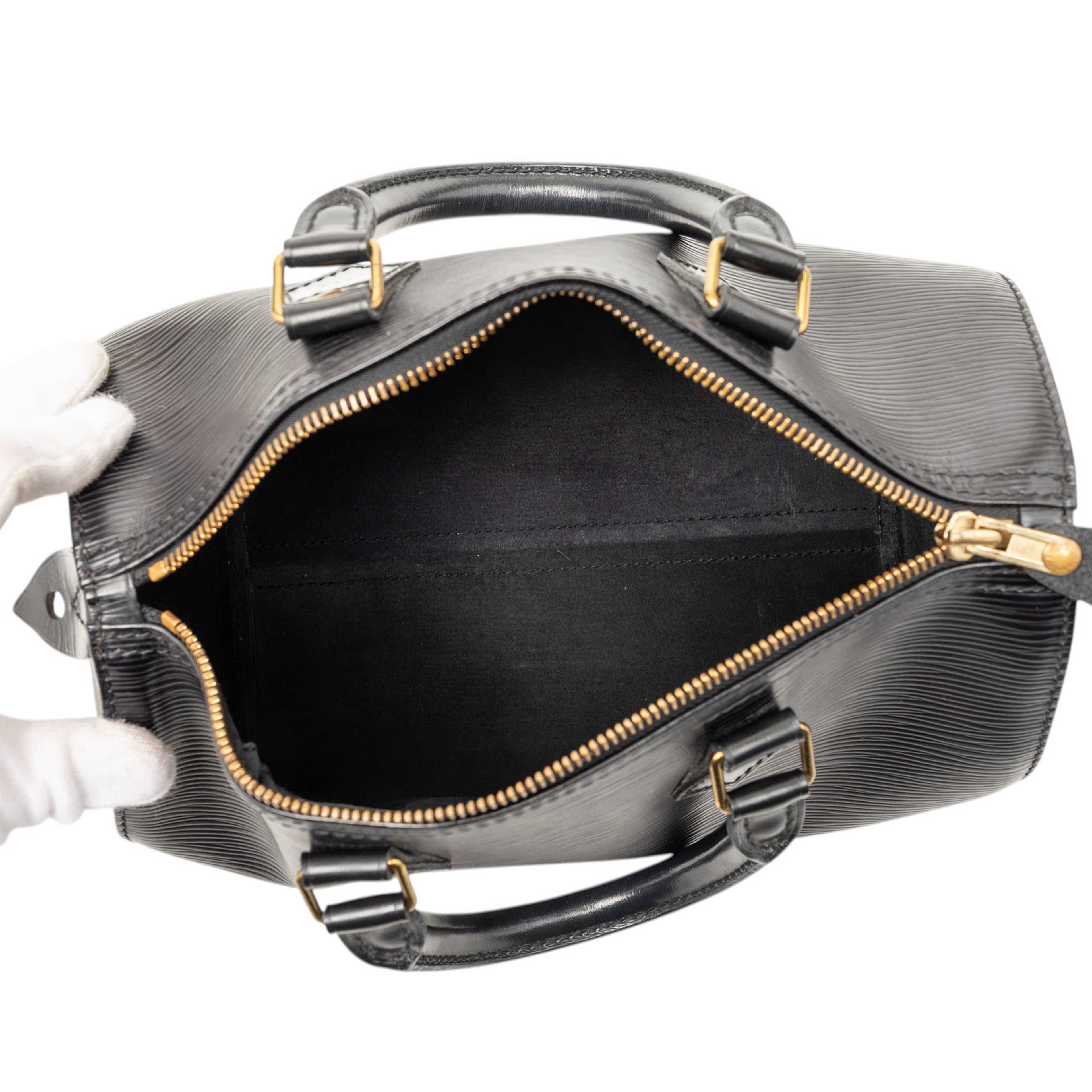 Louis Vuitton Epi Speedy 25, från Luxclusif, i färgen black. Klicka för att öppna bilden i stort format