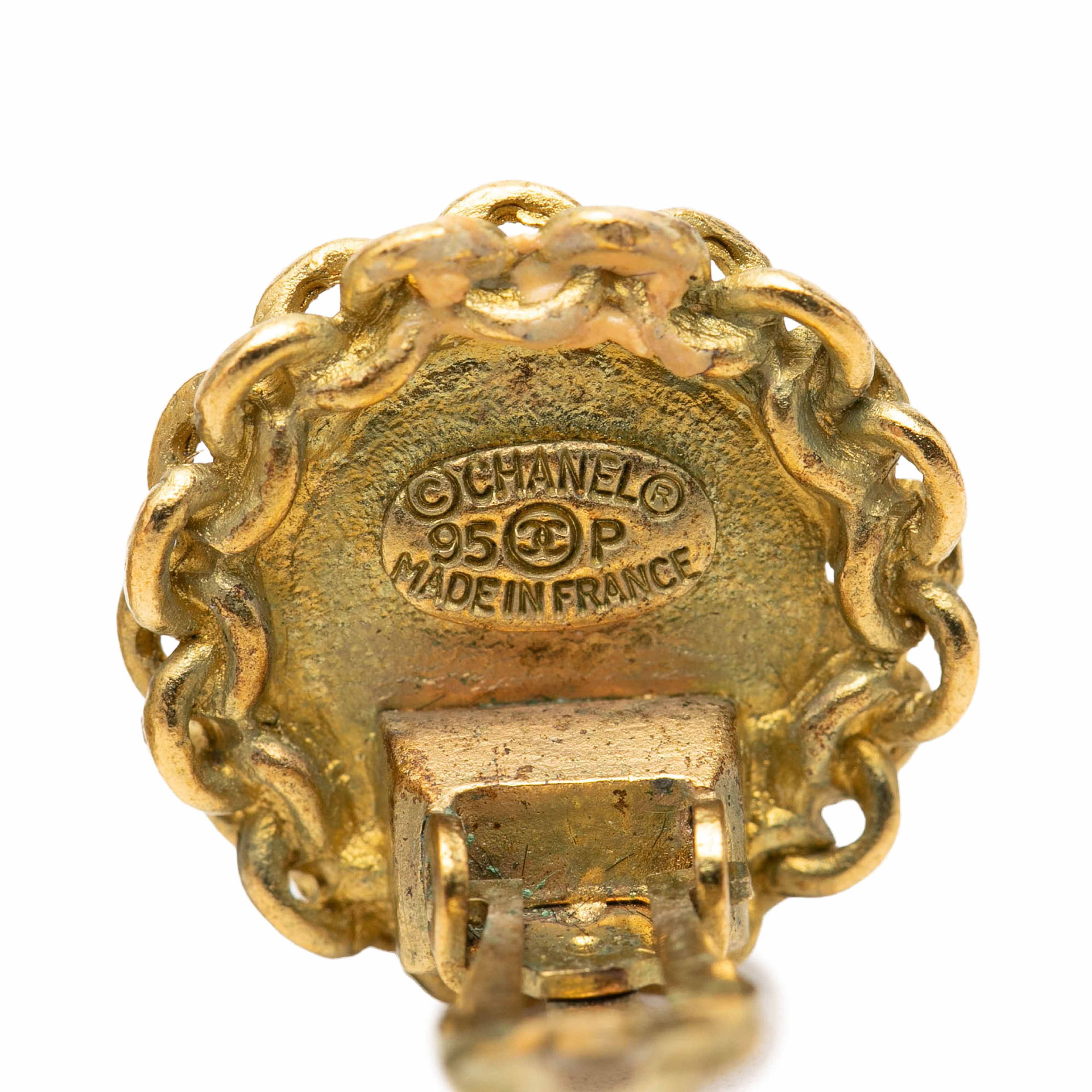 Chanel Cc Gold Plated Round Clip On Earrings, från Luxclusif, i färgen gold. Klicka för att öppna bilden i stort format