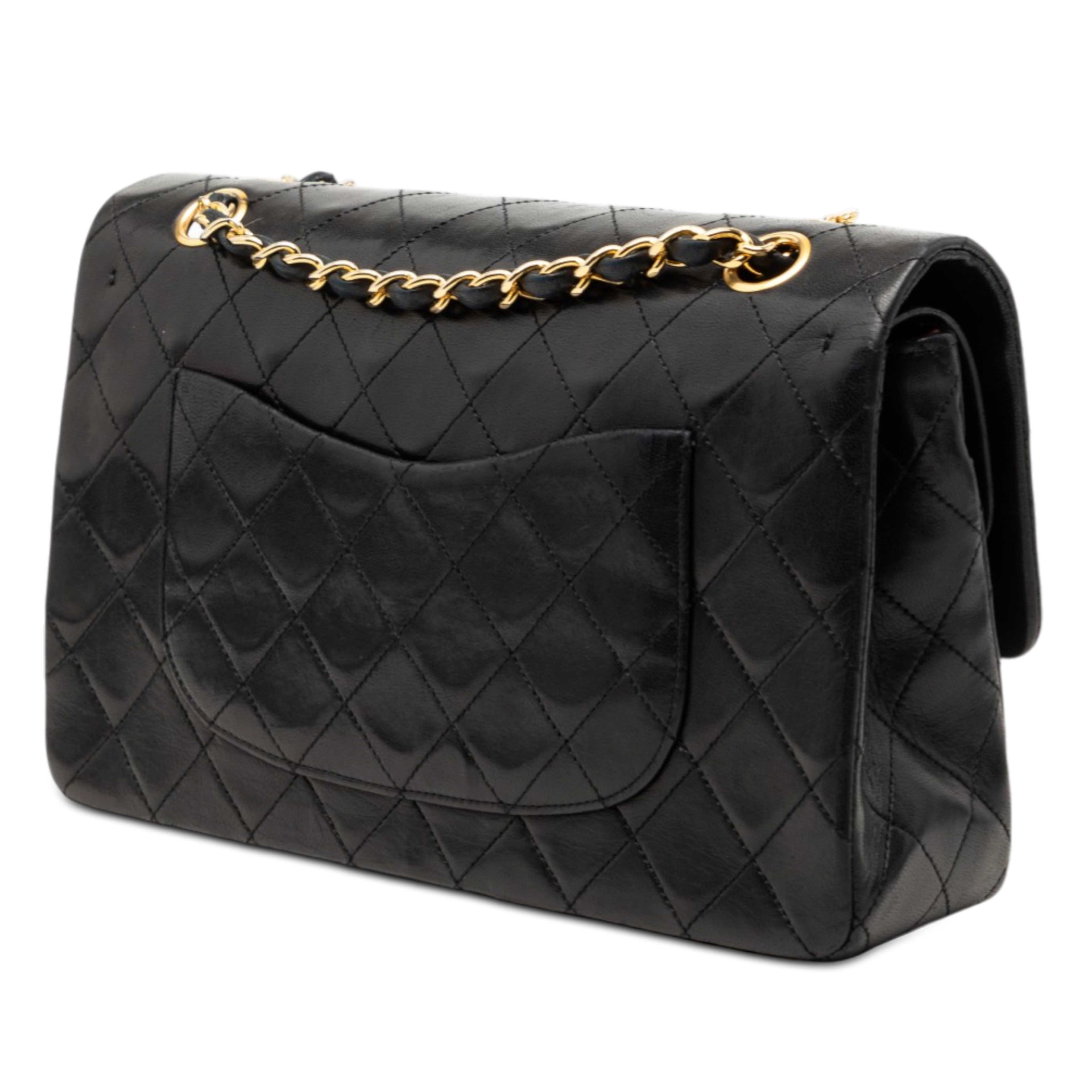 Chanel Medium Classic Lambskin Double Flap, från Luxclusif, i färgen black. Klicka för att öppna bilden i stort format