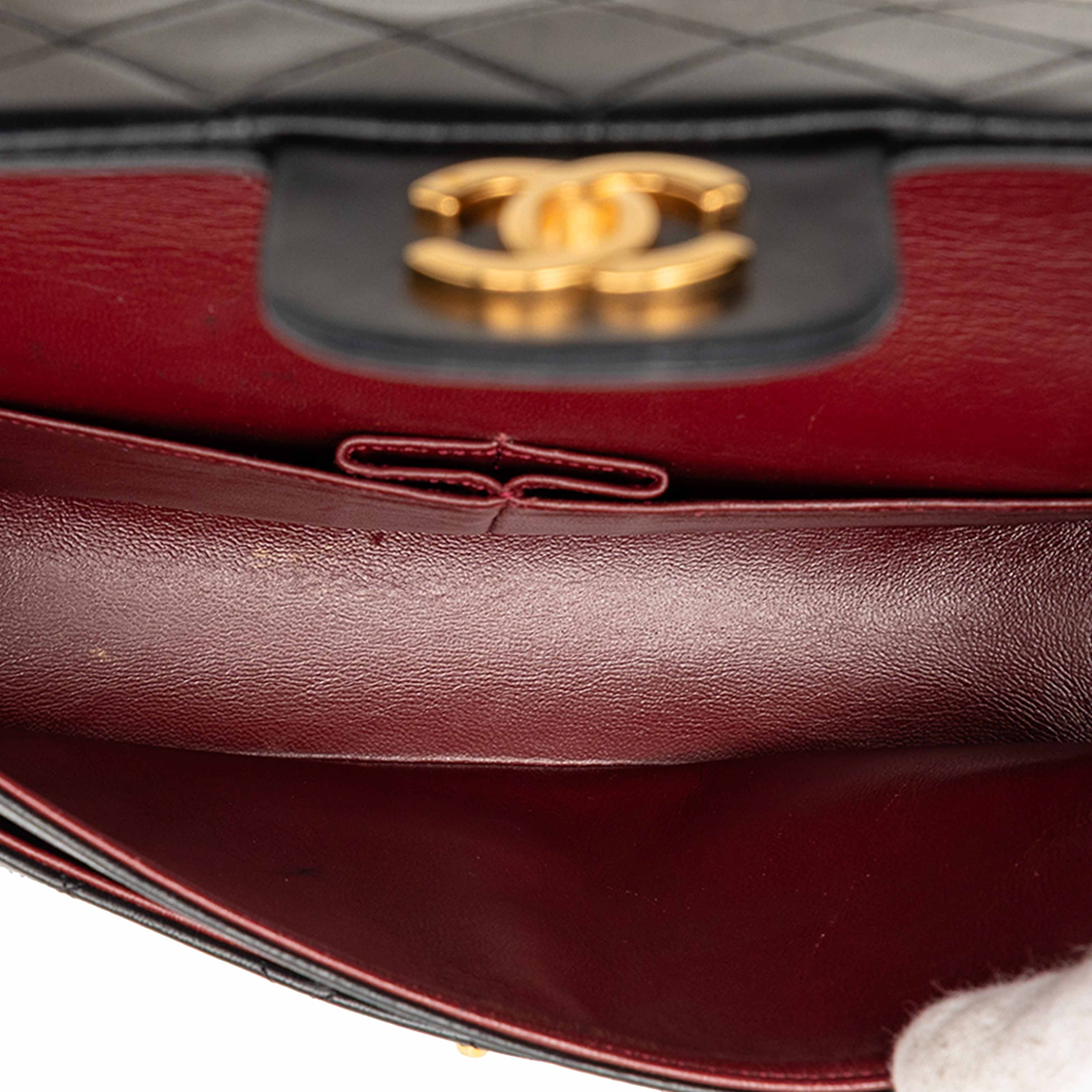 Chanel Medium Classic Lambskin Double Flap, från Luxclusif, i färgen black. Klicka för att öppna bilden i stort format