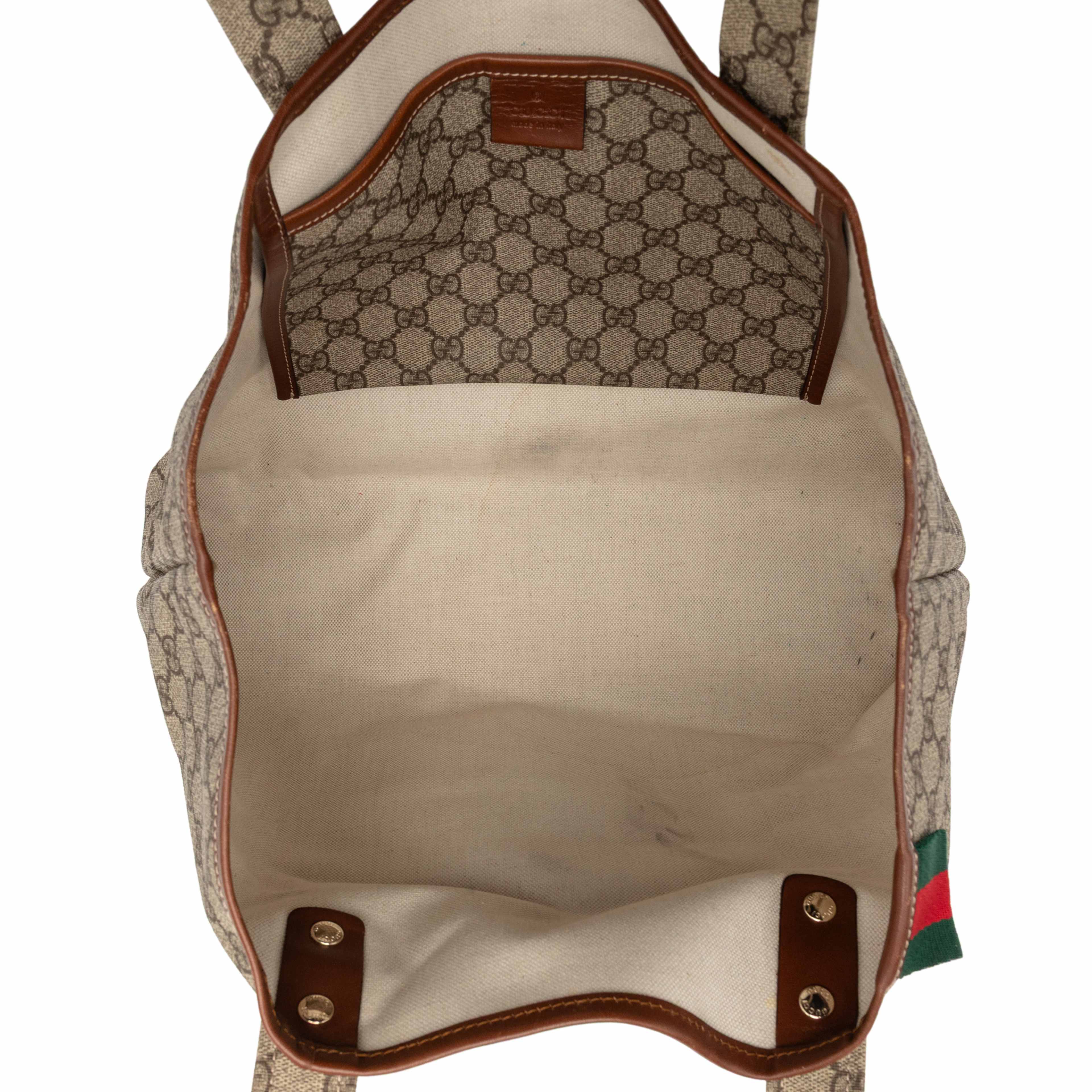 Gucci Medium Gg Supreme Web Loop Tote, från Luxclusif, i färgen beige. Klicka för att öppna bilden i stort format