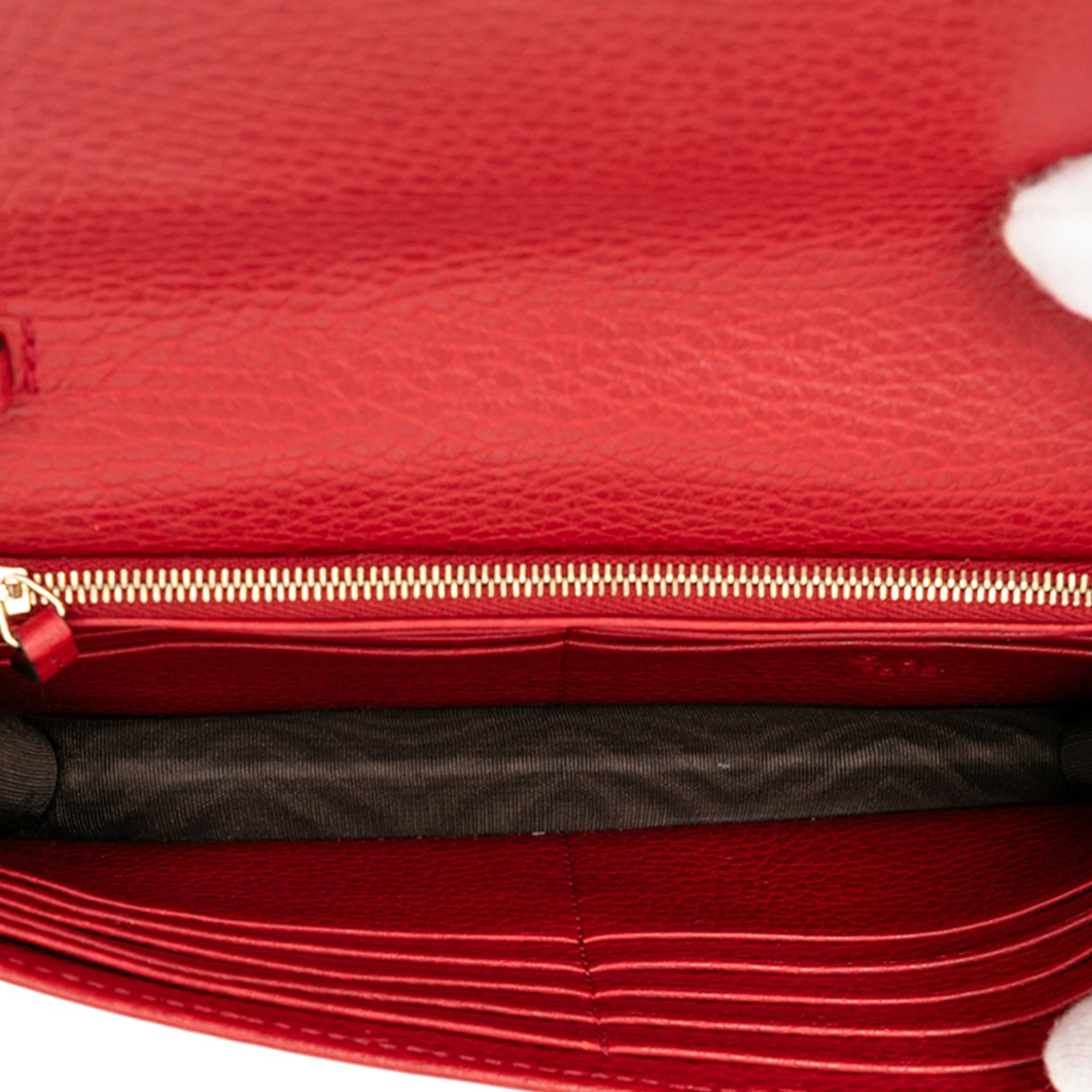 Gucci Leather Interlocking G Dollar Wallet On Chain, från Luxclusif, i färgen red. Klicka för att öppna bilden i stort format