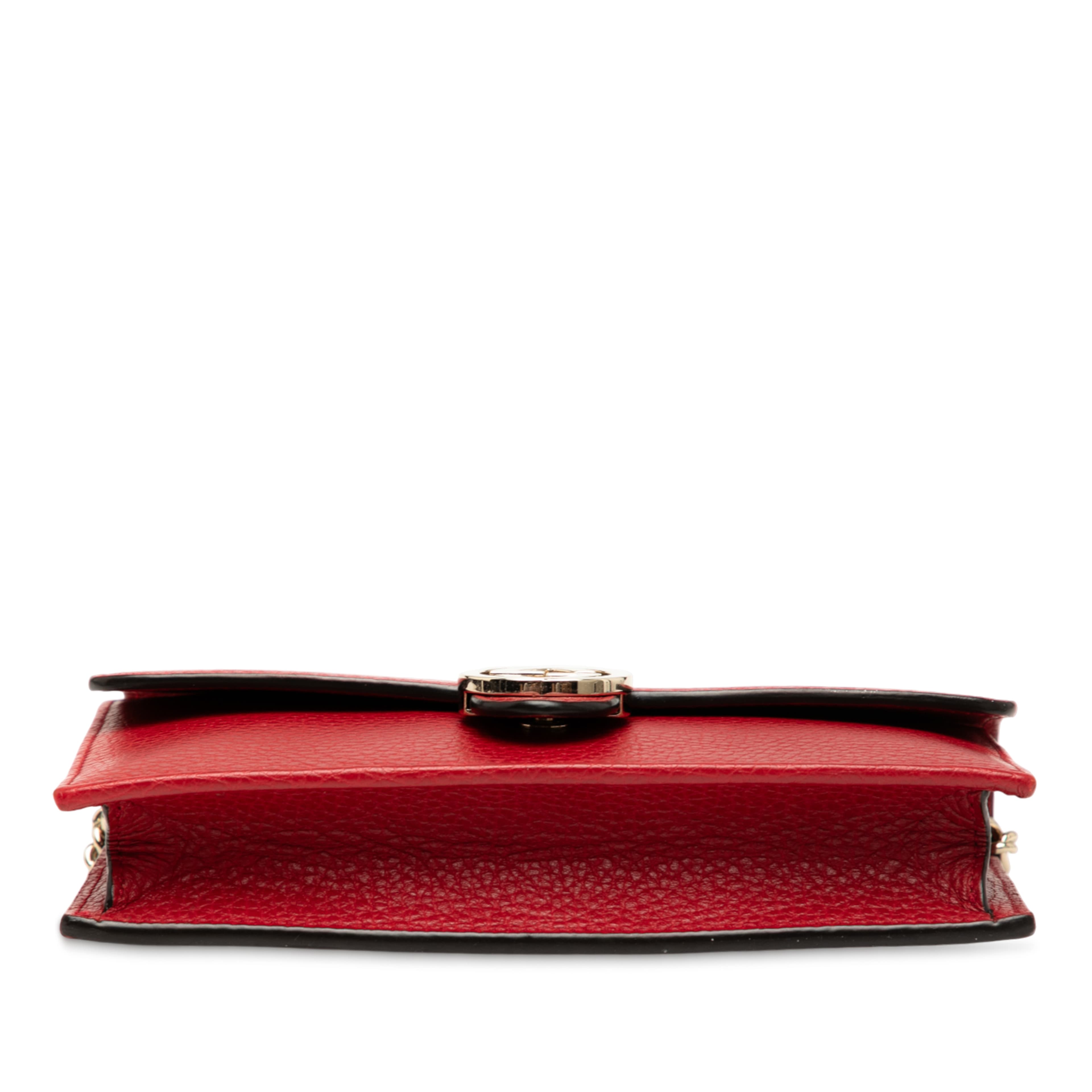 Gucci Leather Interlocking G Dollar Wallet On Chain, från Luxclusif, i färgen red. Klicka för att öppna bilden i stort format