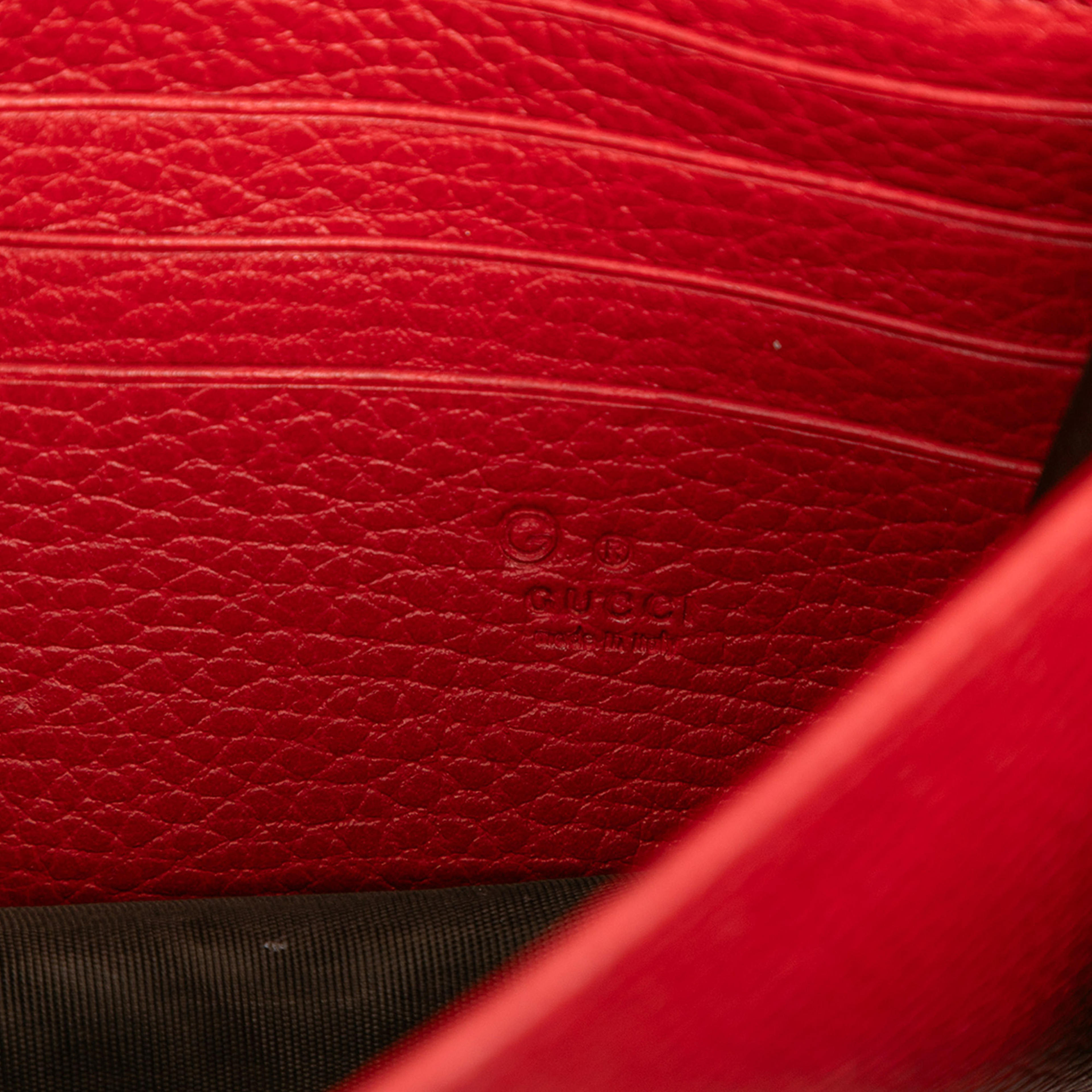 Gucci Leather Interlocking G Dollar Wallet On Chain, från Luxclusif, i färgen red. Klicka för att öppna bilden i stort format