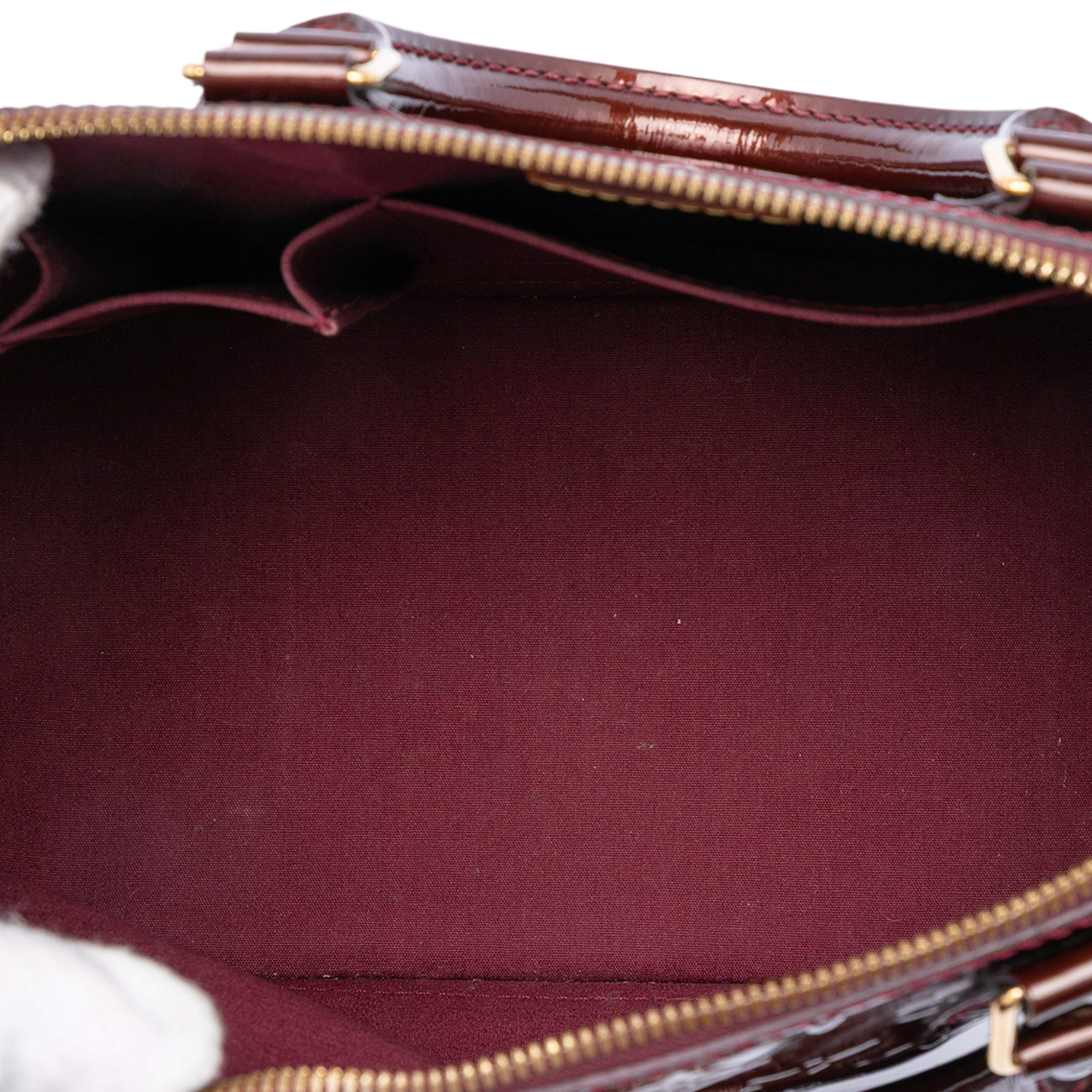 Louis Vuitton Monogram Vernis Alma Pm, från Luxclusif, i färgen burgundy. Klicka för att öppna bilden i stort format