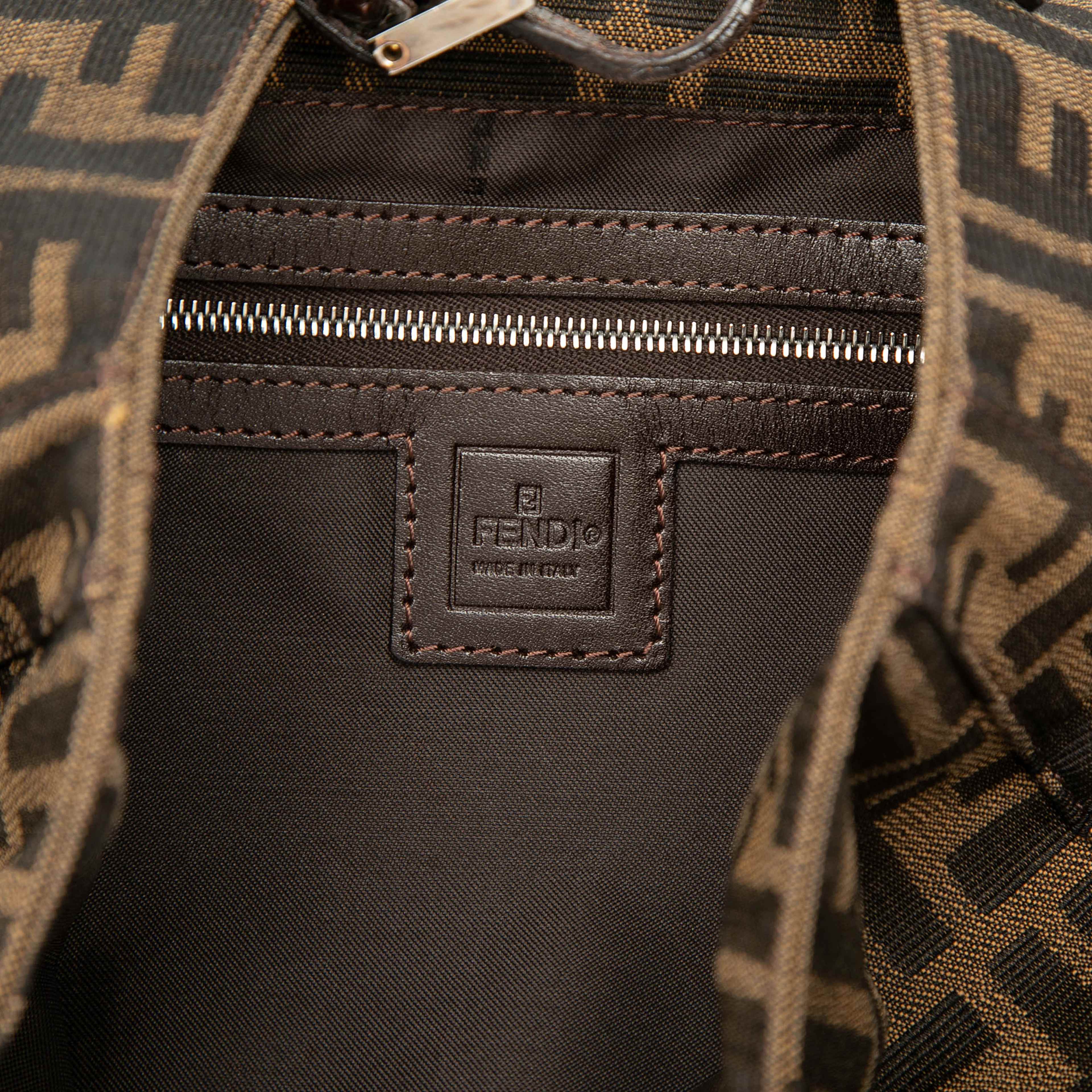 Fendi Zucca Canvas Shoulder Bag, från Luxclusif, i färgen brun. Klicka för att öppna bilden i stort format