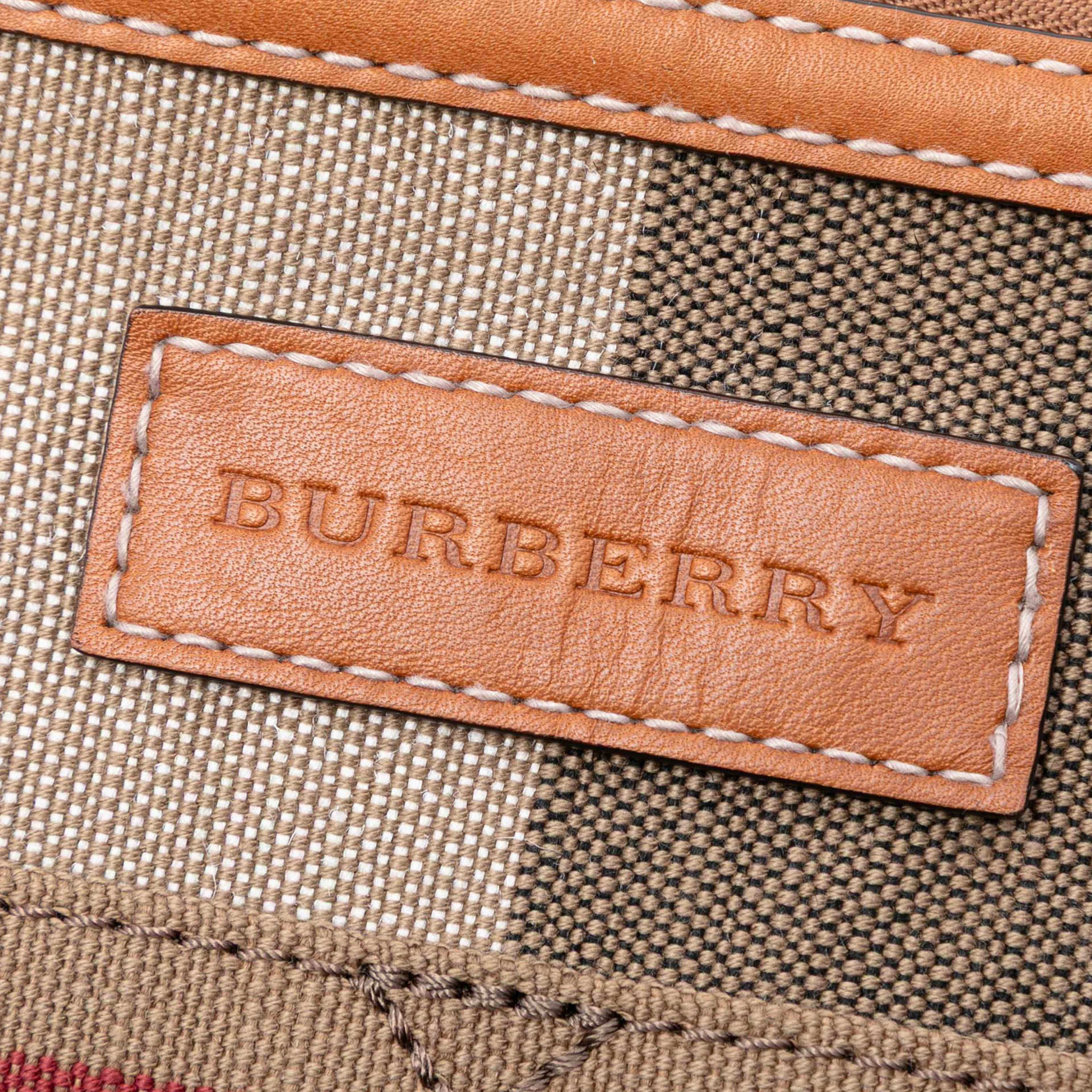 Burberry Medium Mega Check Canvas Ashby Bucket Bag, från Luxclusif, i färgen light brown. Klicka för att öppna bilden i stort format