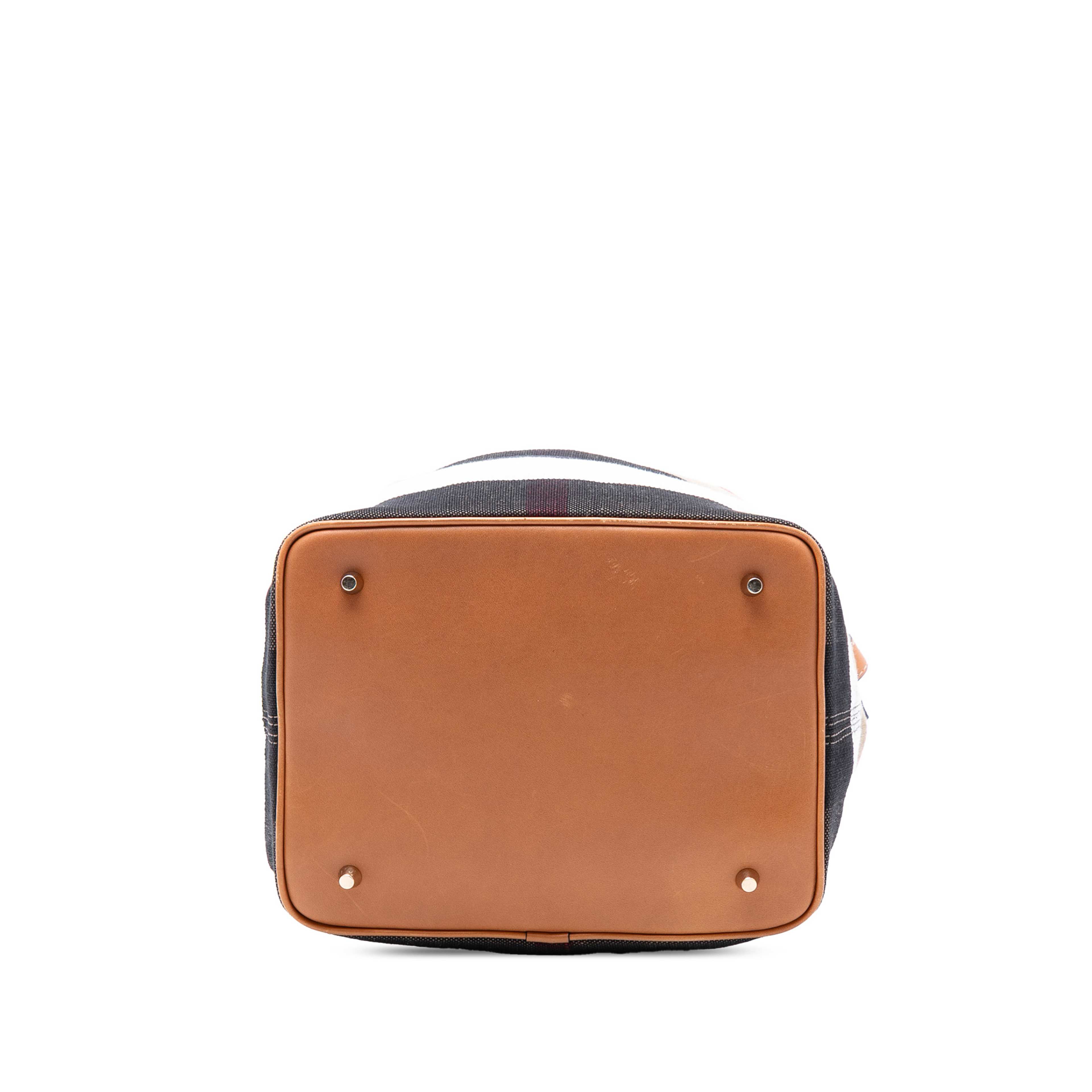 Burberry Medium Mega Check Canvas Ashby Bucket Bag, från Luxclusif, i färgen light brown. Klicka för att öppna bilden i stort format