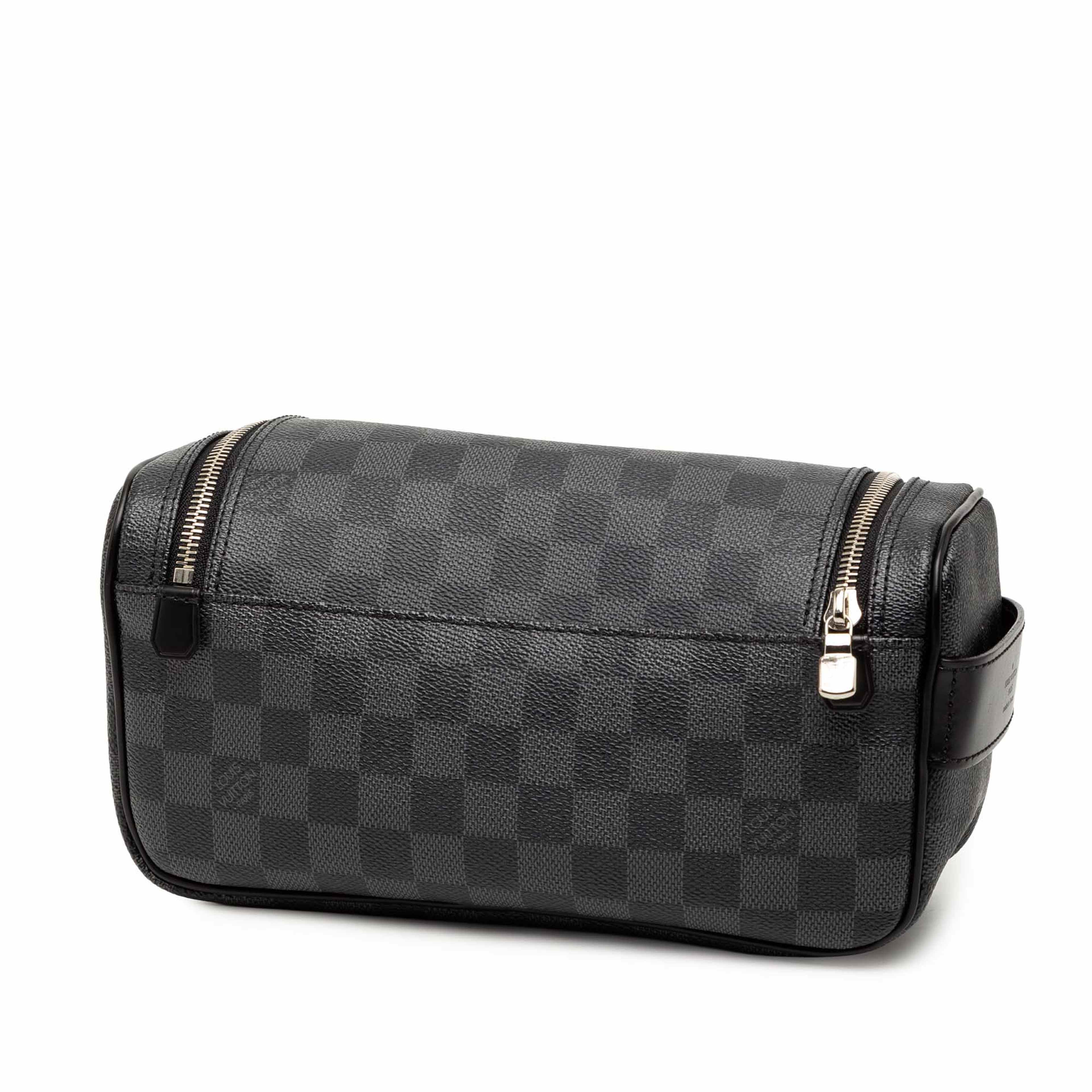 Louis Vuitton Damier Graphite Toiletry Pouch, från Luxclusif, i färgen black. Klicka för att öppna bilden i stort format