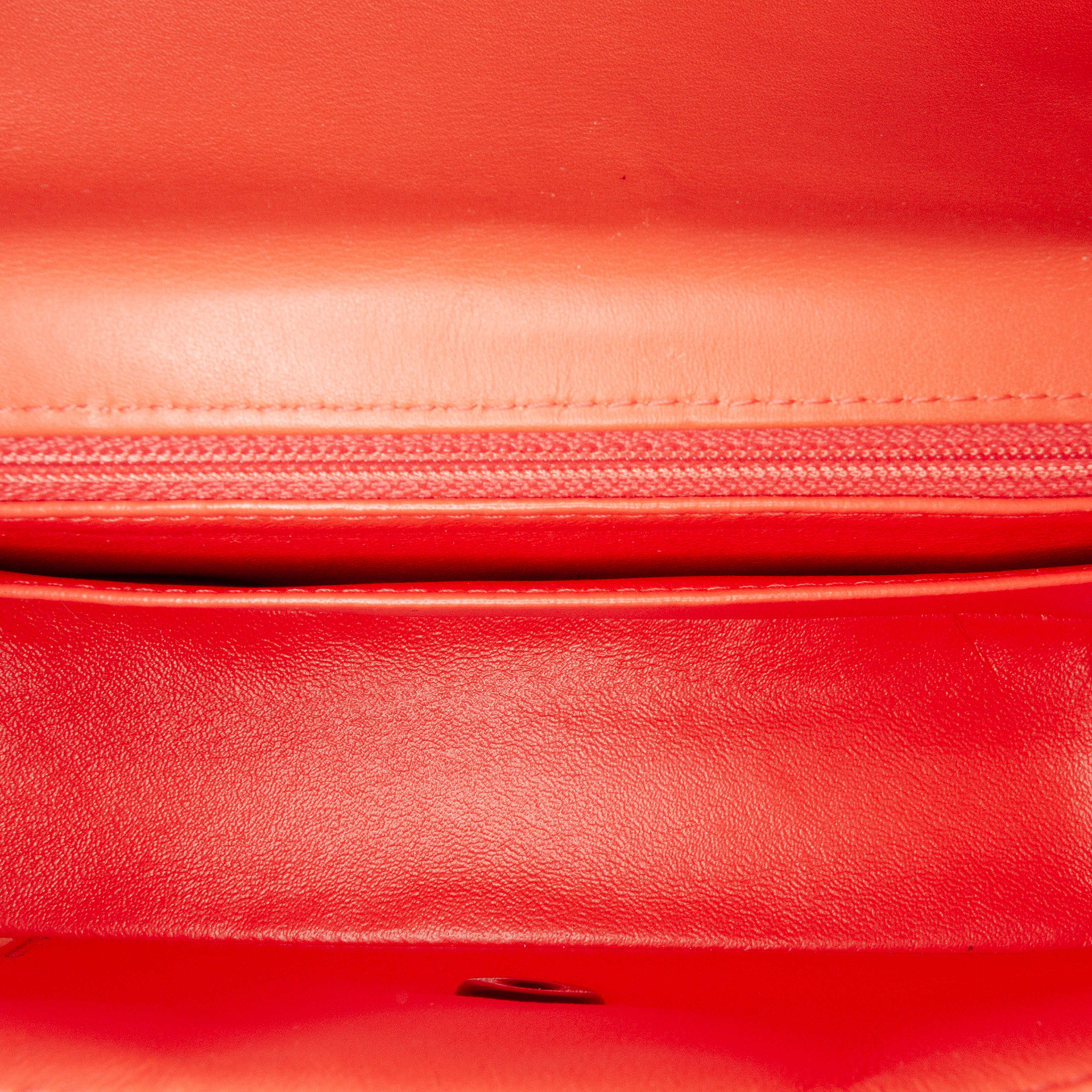 Chanel Mini Rectangular Classic Velvet Single Flap, från Luxclusif, i färgen peach. Klicka för att öppna bilden i stort format