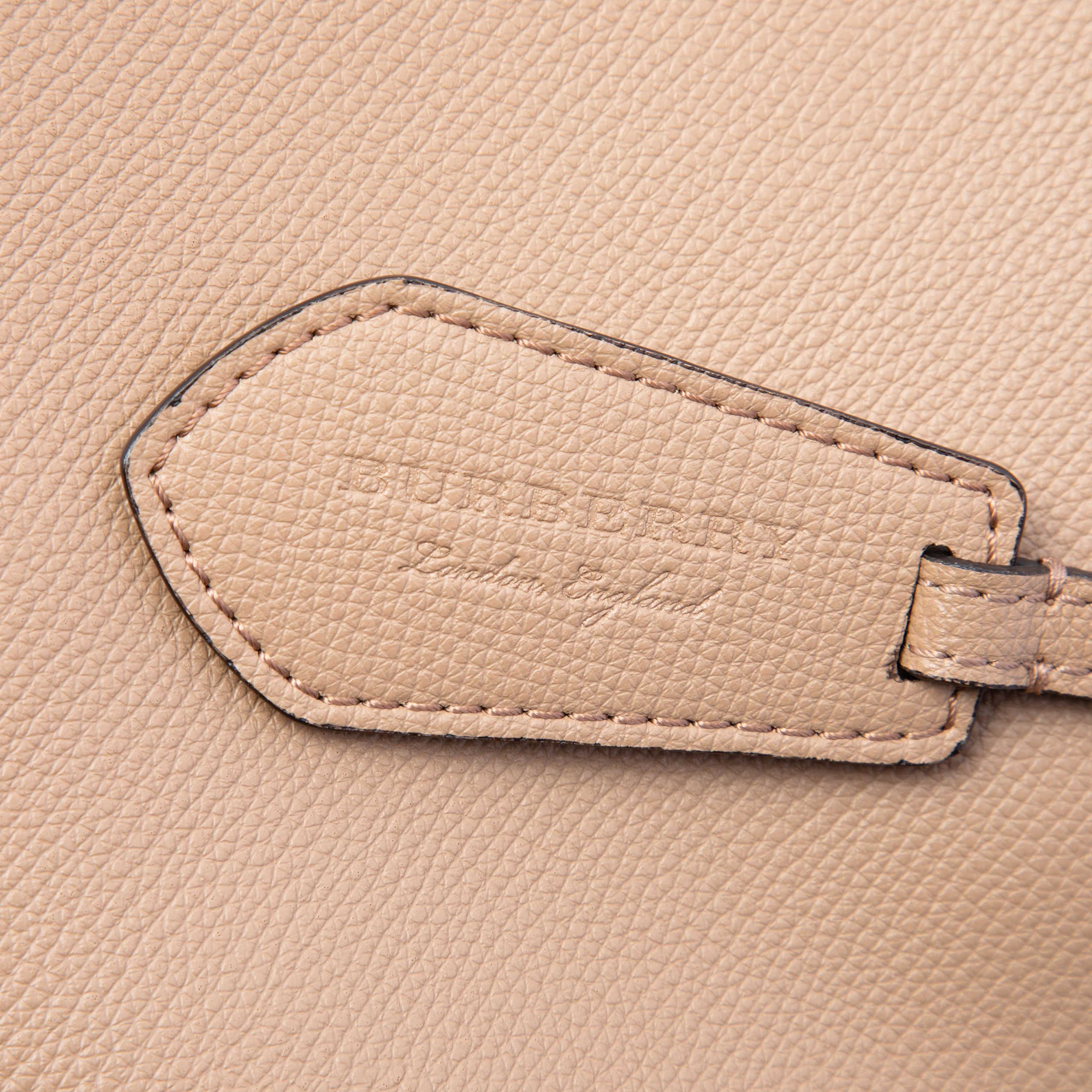 Burberry Leather Lorne Bucket Bag, från Luxclusif, i färgen nude. Klicka för att öppna bilden i stort format