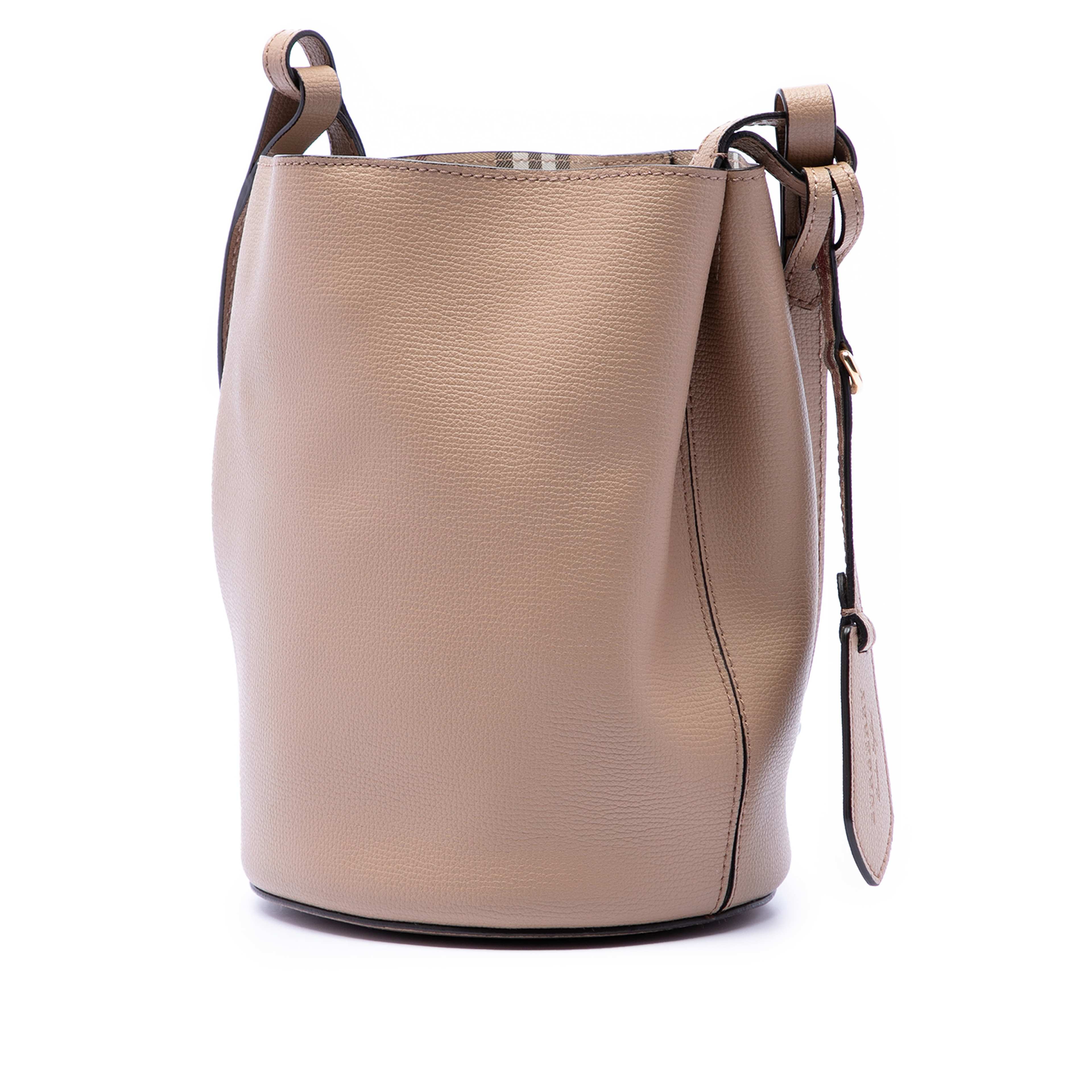 Burberry Leather Lorne Bucket Bag, från Luxclusif, i färgen brun. Klicka för att öppna bilden i stort format