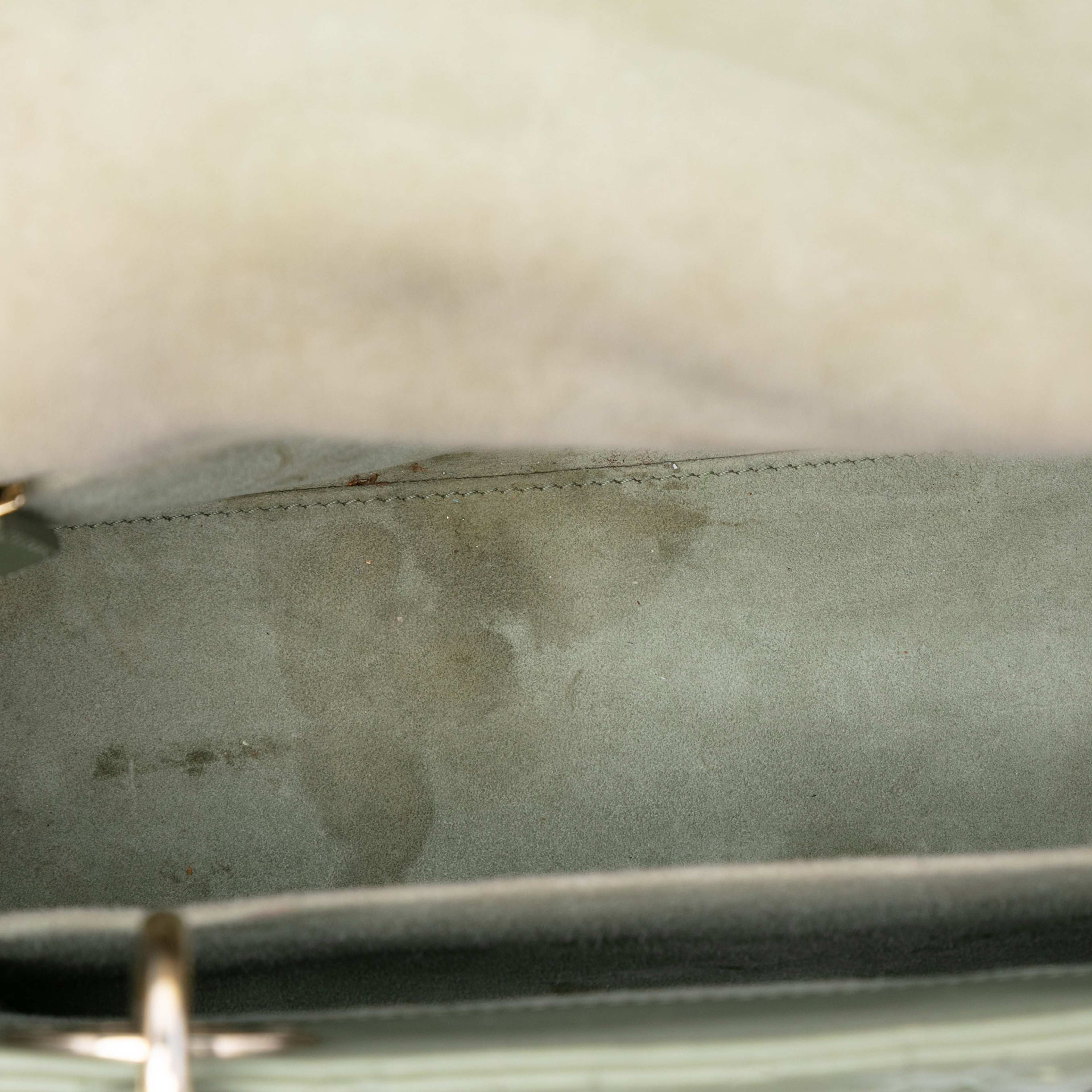 Dior Medium Lambskin Cannage Lady Dior, från Luxclusif, i färgen olive green. Klicka för att öppna bilden i stort format