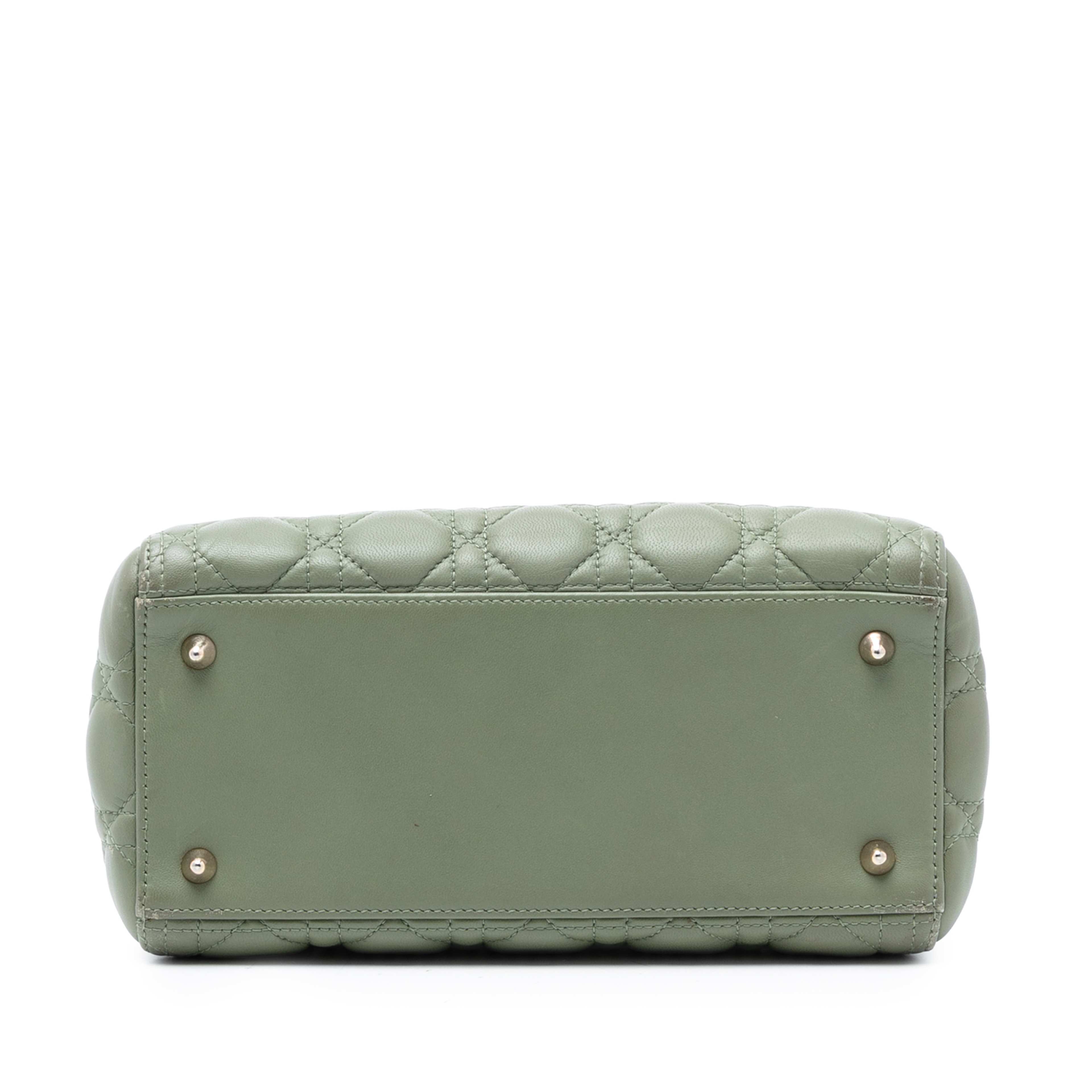 Dior Medium Lambskin Cannage Lady Dior, från Luxclusif, i färgen olive green. Klicka för att öppna bilden i stort format