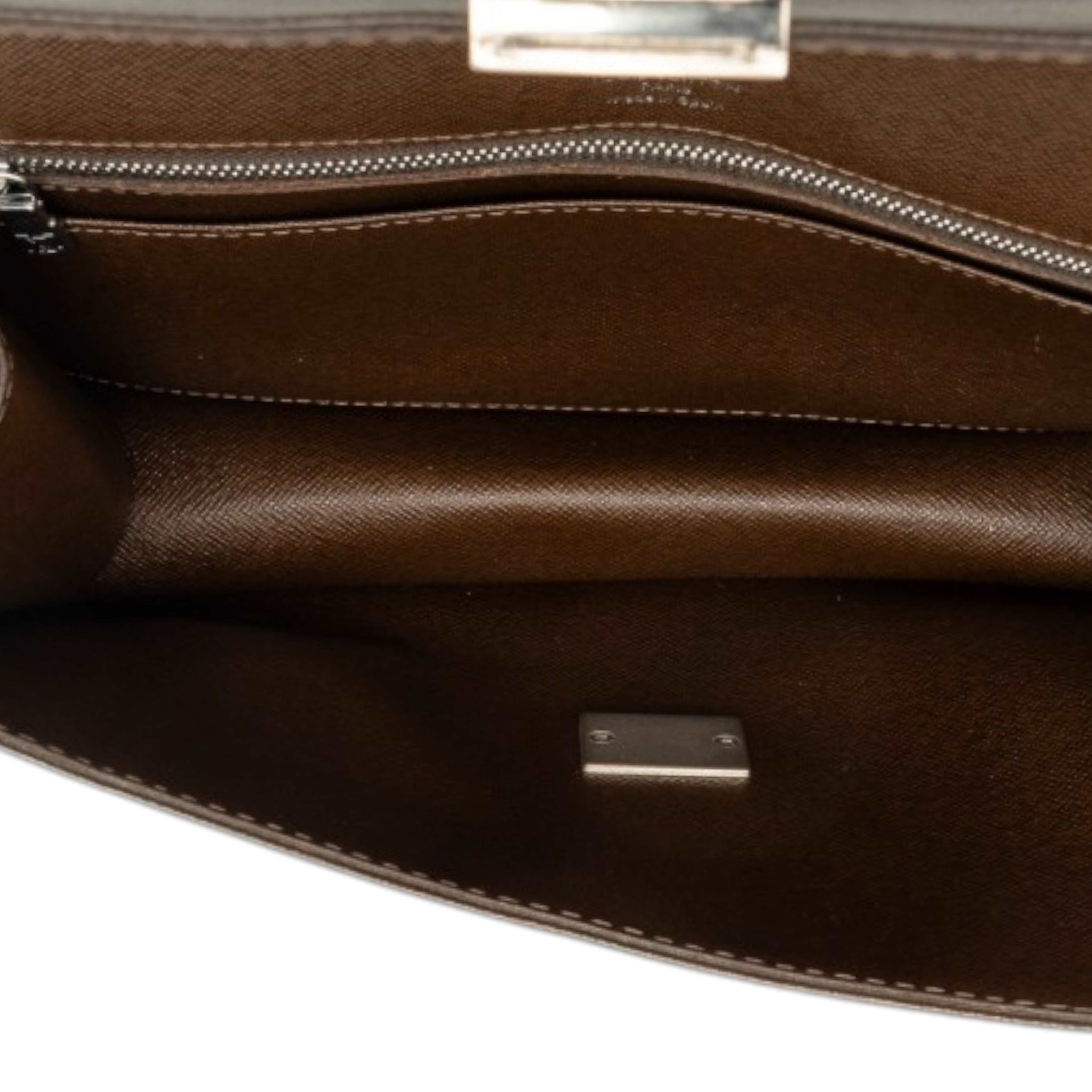 Louis Vuitton Taiga Selenga, från Luxclusif, i färgen brun. Klicka för att öppna bilden i stort format
