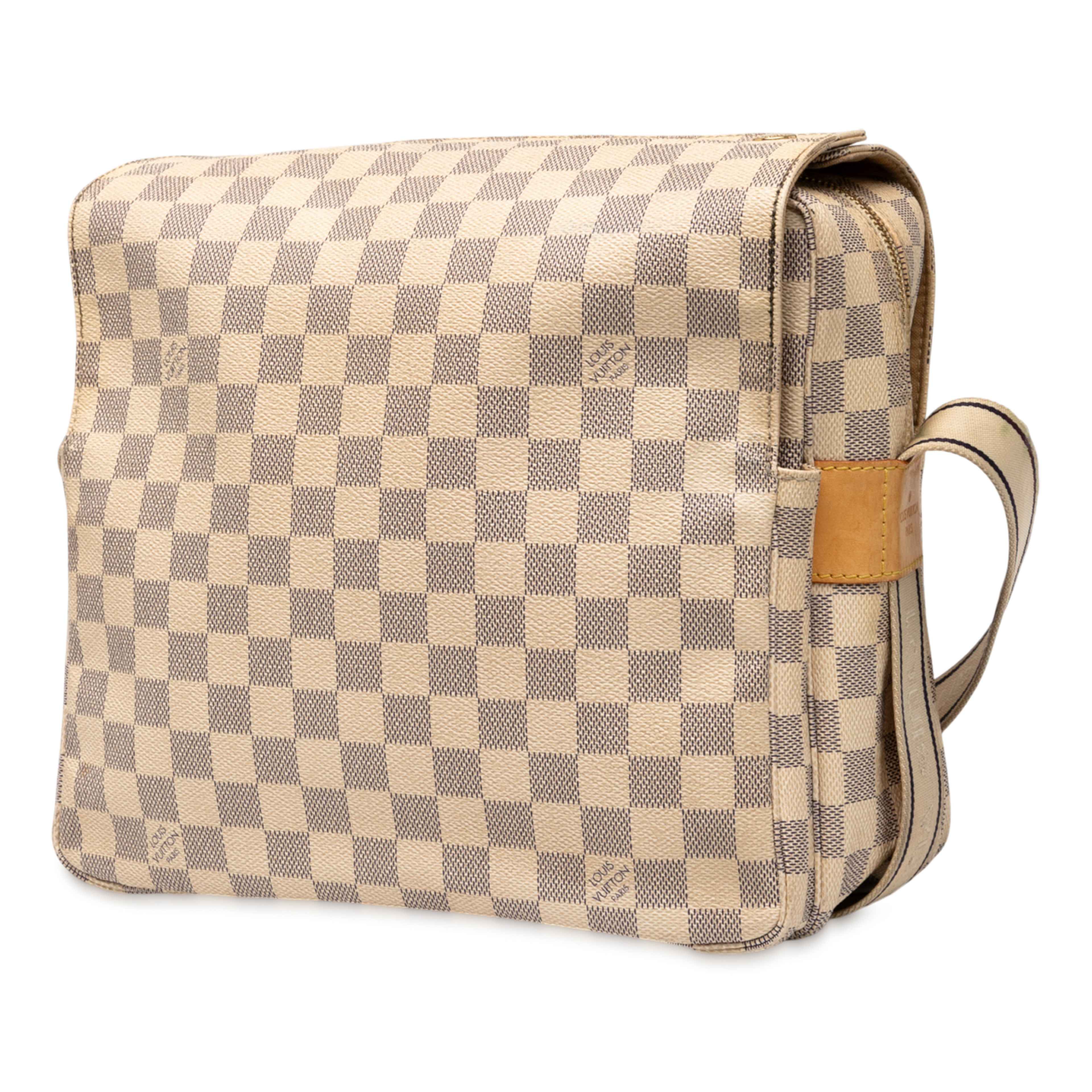Louis Vuitton Damier Azur Naviglio, från Luxclusif, i färgen white. Klicka för att öppna bilden i stort format