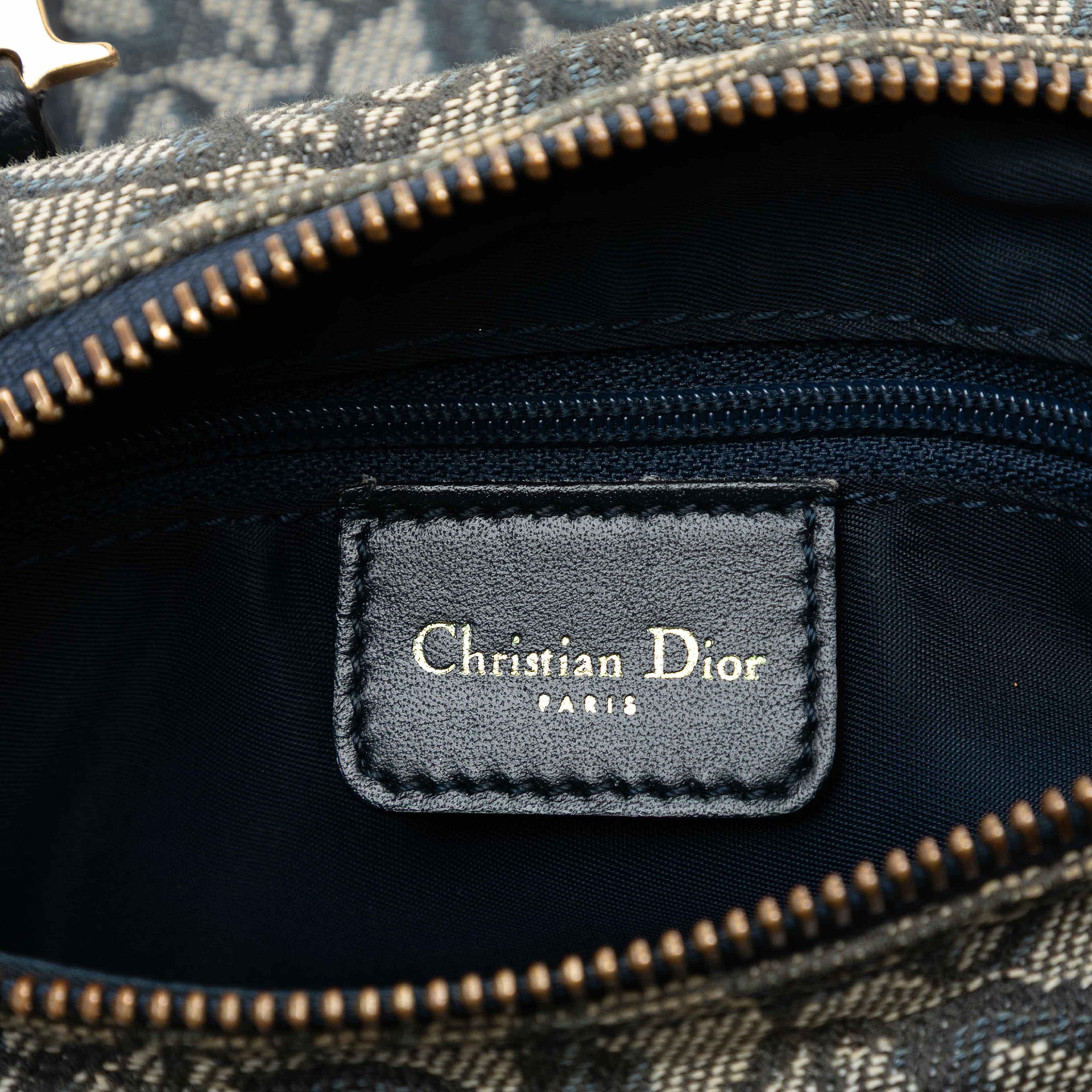 Dior Mini Diorissimo Trotter Canvas Boston Bag, från Luxclusif, i färgen navy. Klicka för att öppna bilden i stort format