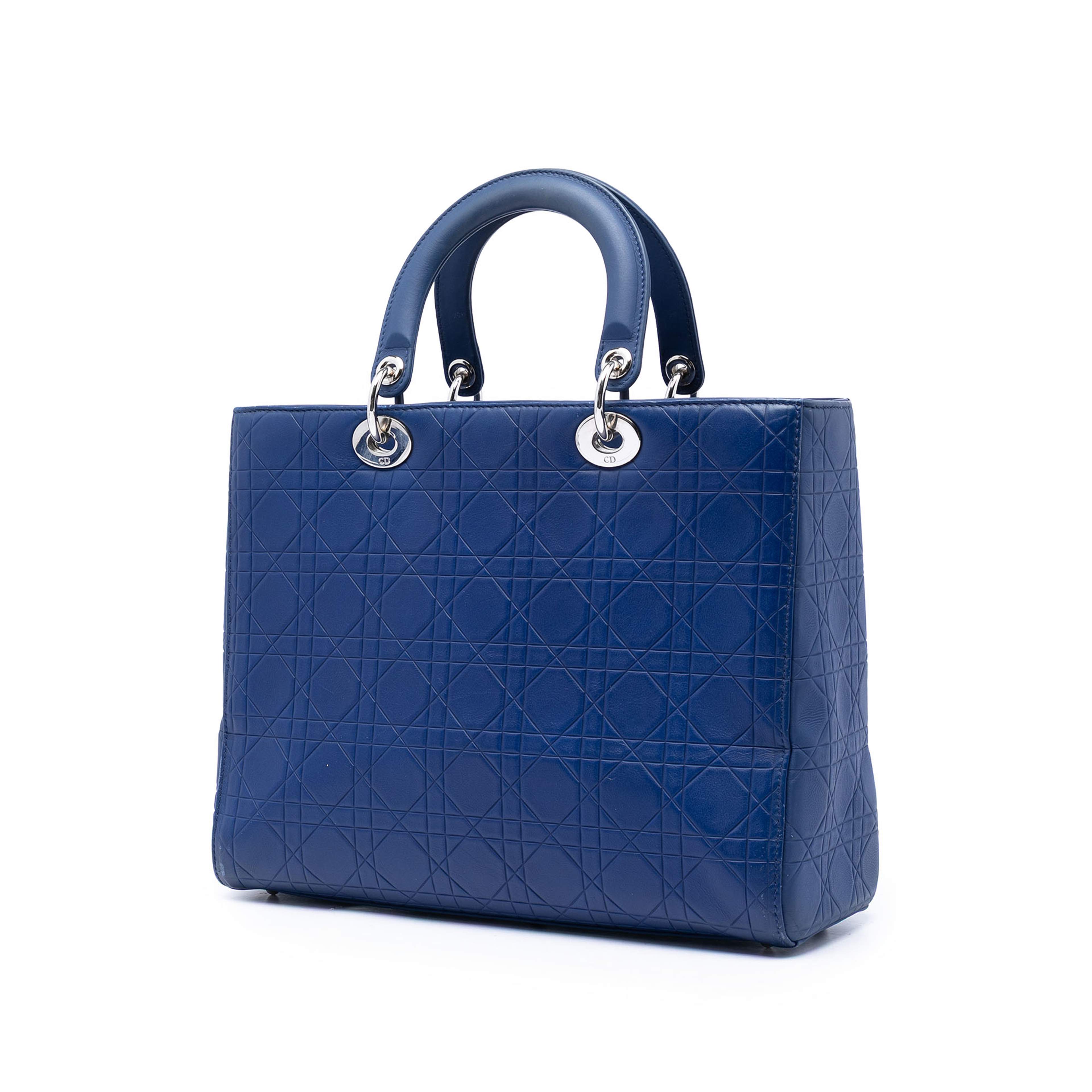 Dior Large Ultra Matte Calfskin Cannage Embossed Lady Dior, från Luxclusif, i färgen blå. Klicka för att öppna bilden i stort format