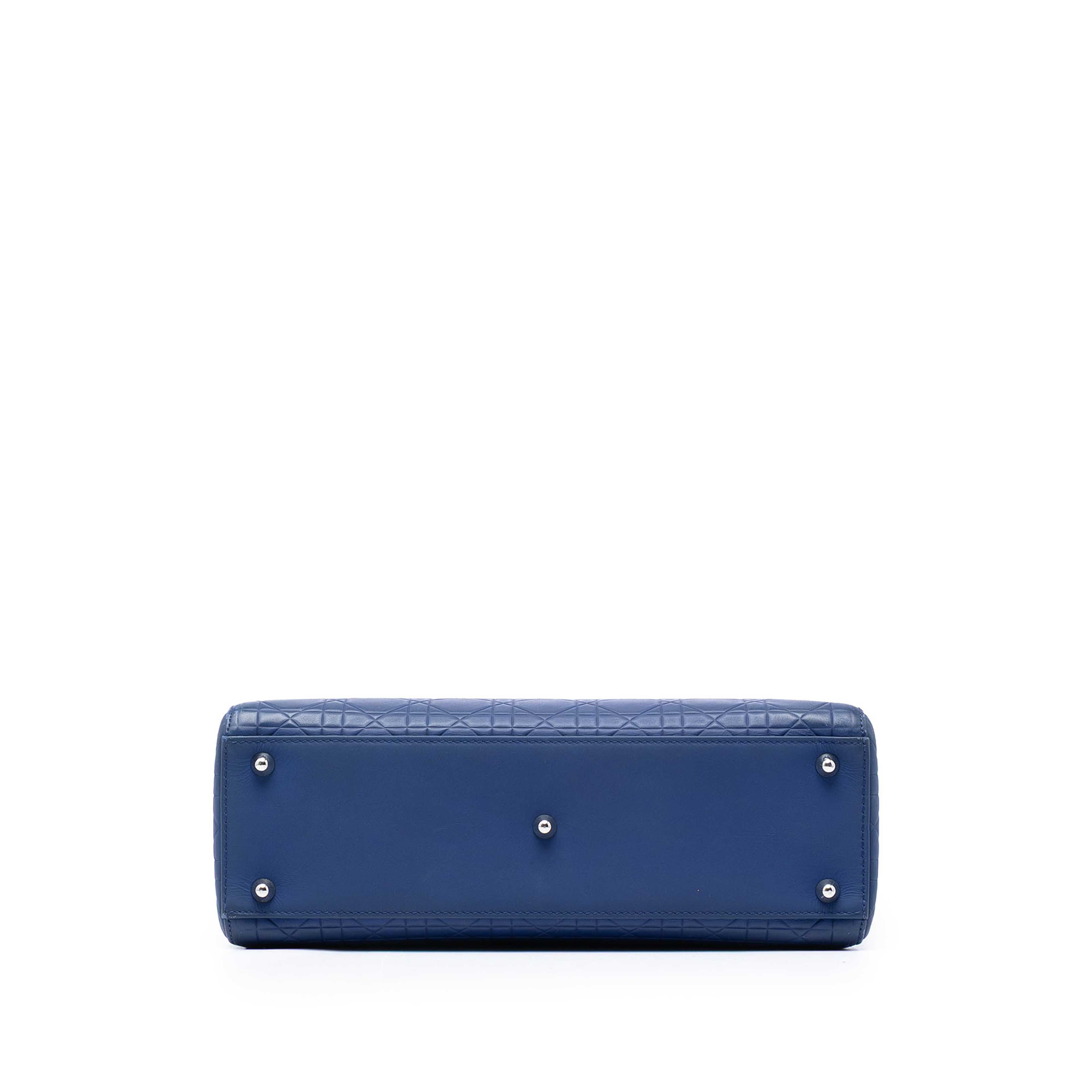 Dior Large Ultra Matte Calfskin Cannage Embossed Lady Dior, från Luxclusif, i färgen blue. Klicka för att öppna bilden i stort format