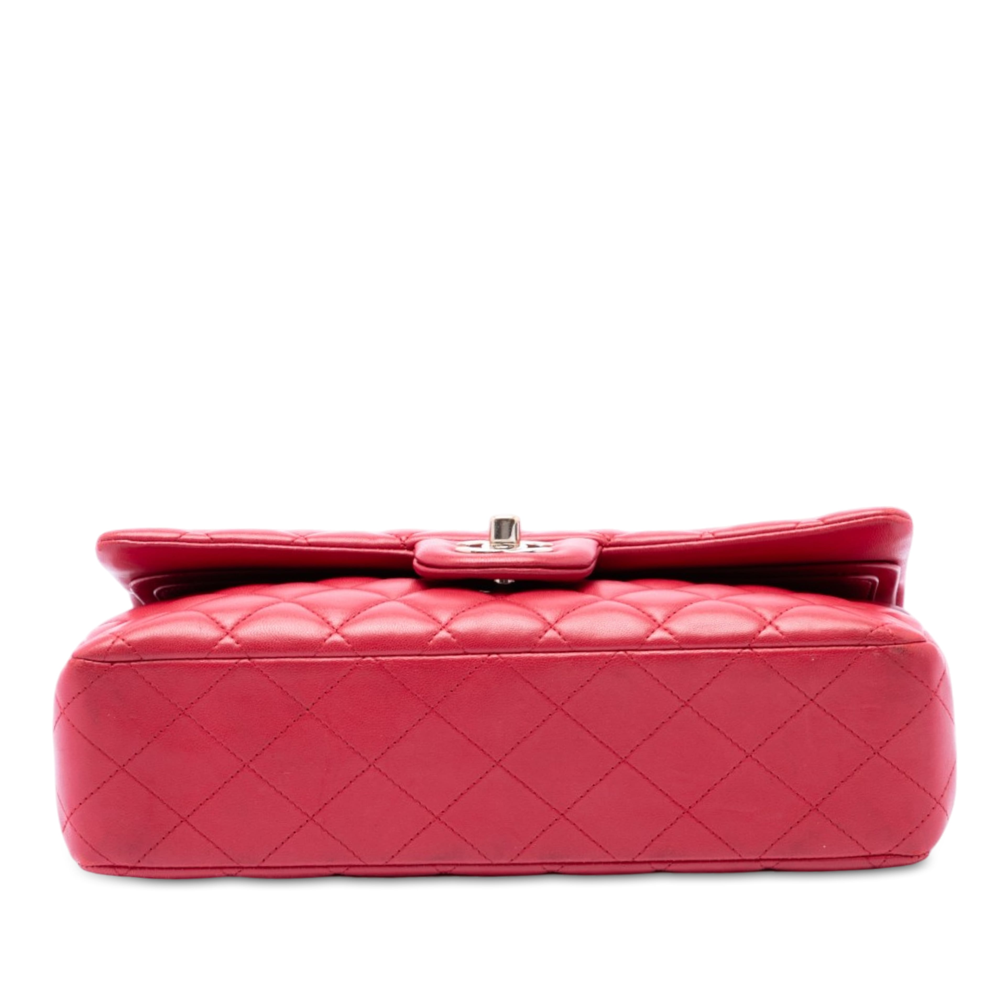 Chanel Medium Classic Lambskin Double Flap, från Luxclusif, i färgen röd. Klicka för att öppna bilden i stort format