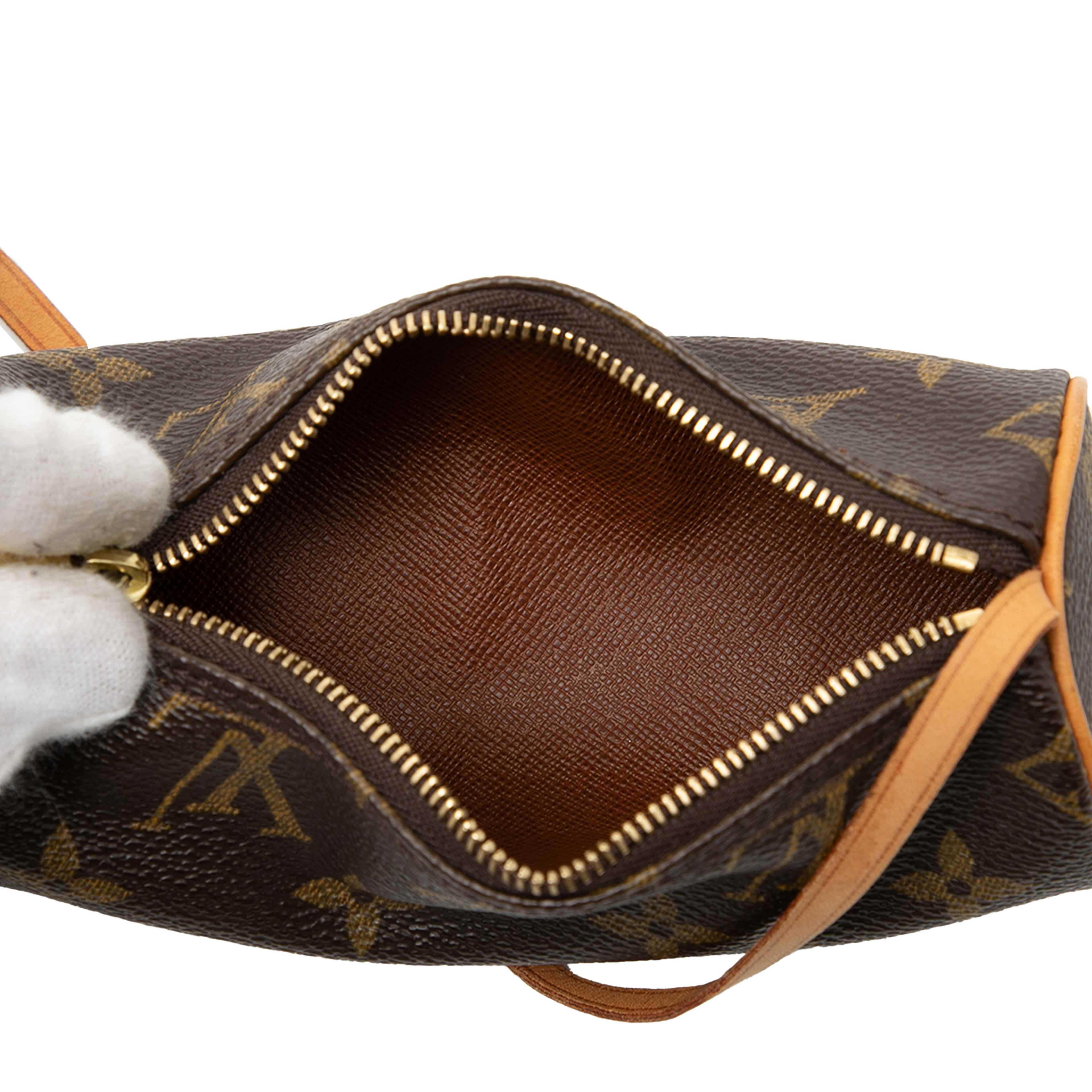 Louis Vuitton Monogram Papillon Pochette, från Luxclusif, i färgen brown. Klicka för att öppna bilden i stort format