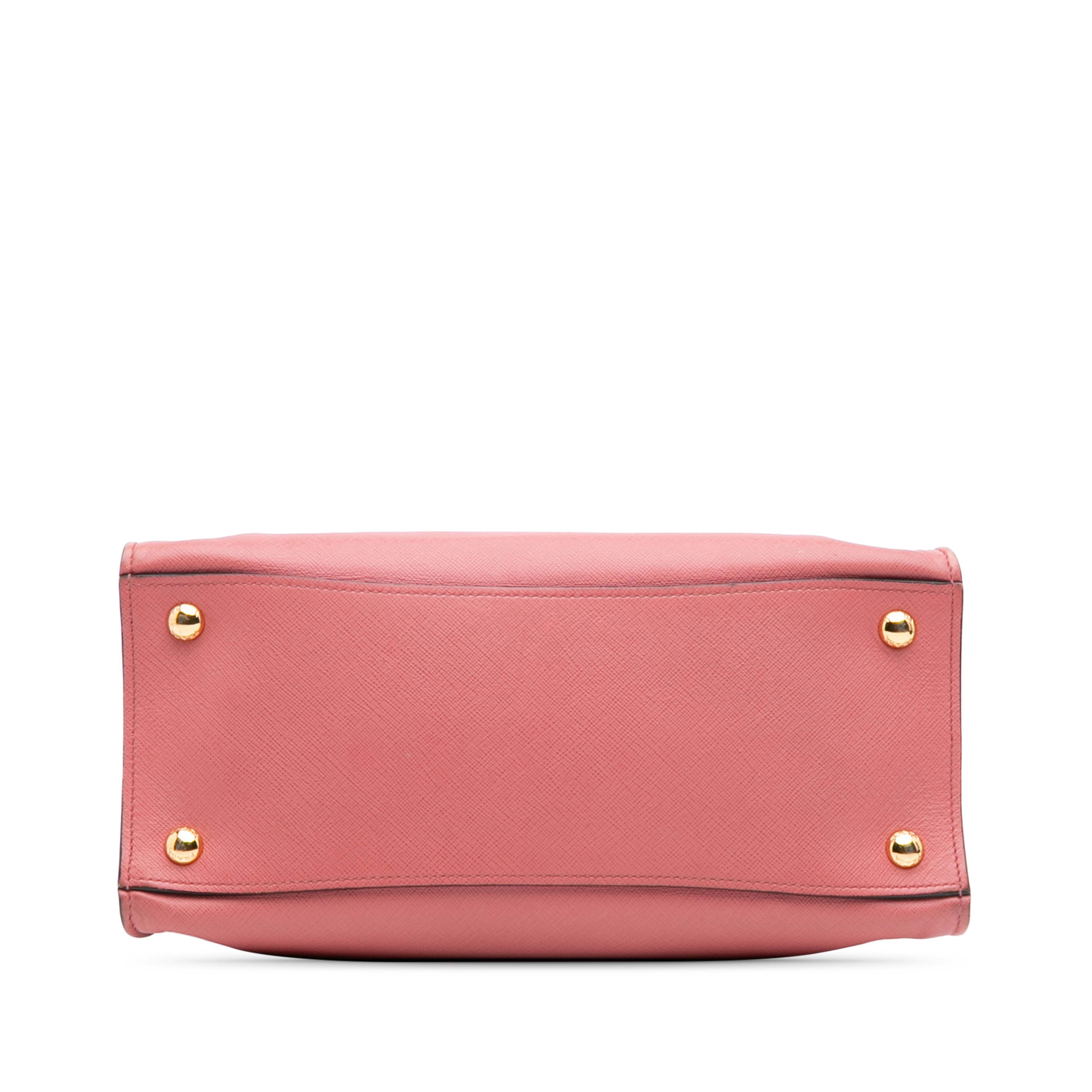 Prada Saffiano Soft Triple Pocket Tote, från Luxclusif, i färgen blush. Klicka för att öppna bilden i stort format