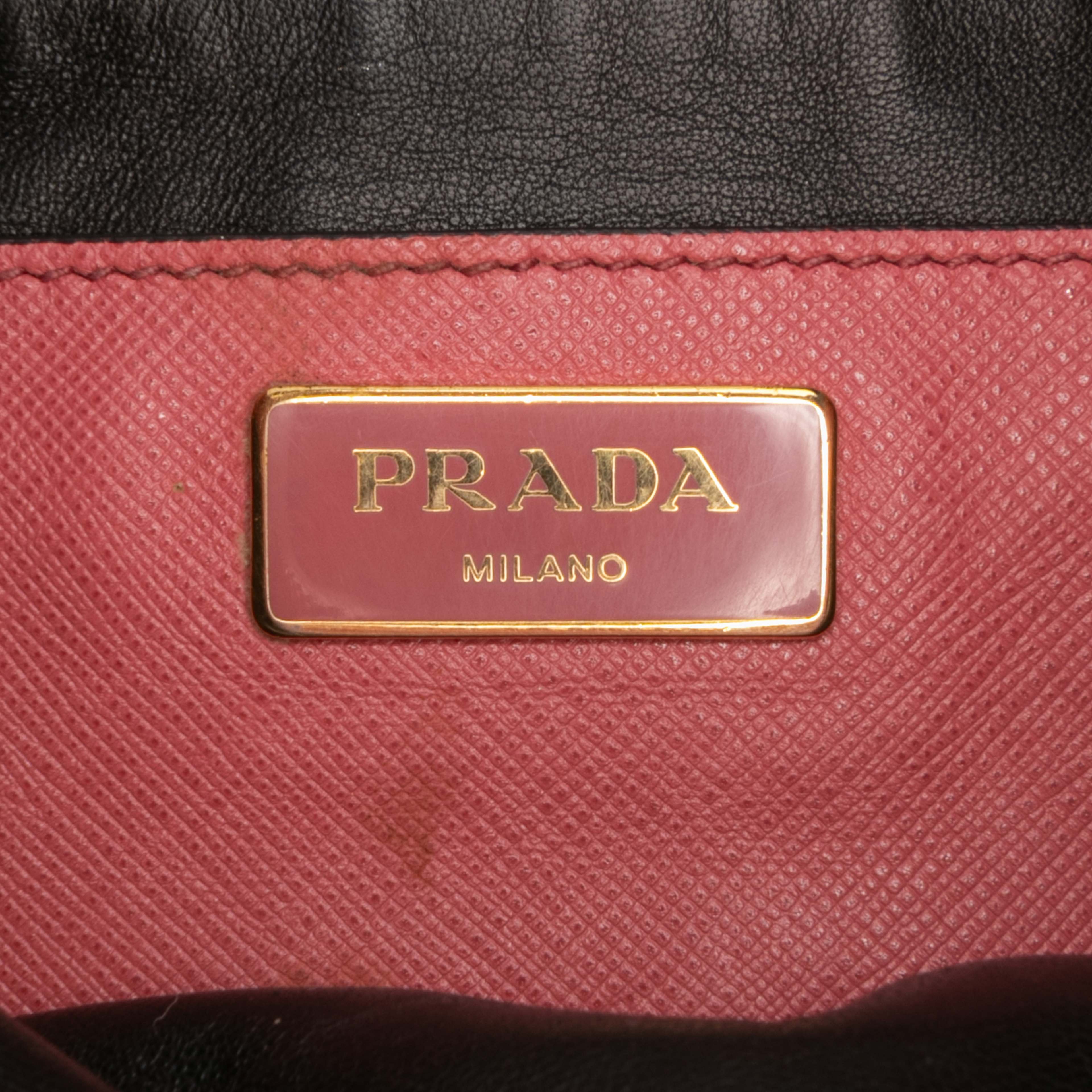 Prada Saffiano Soft Triple Pocket Tote, från Luxclusif, i färgen blush. Klicka för att öppna bilden i stort format