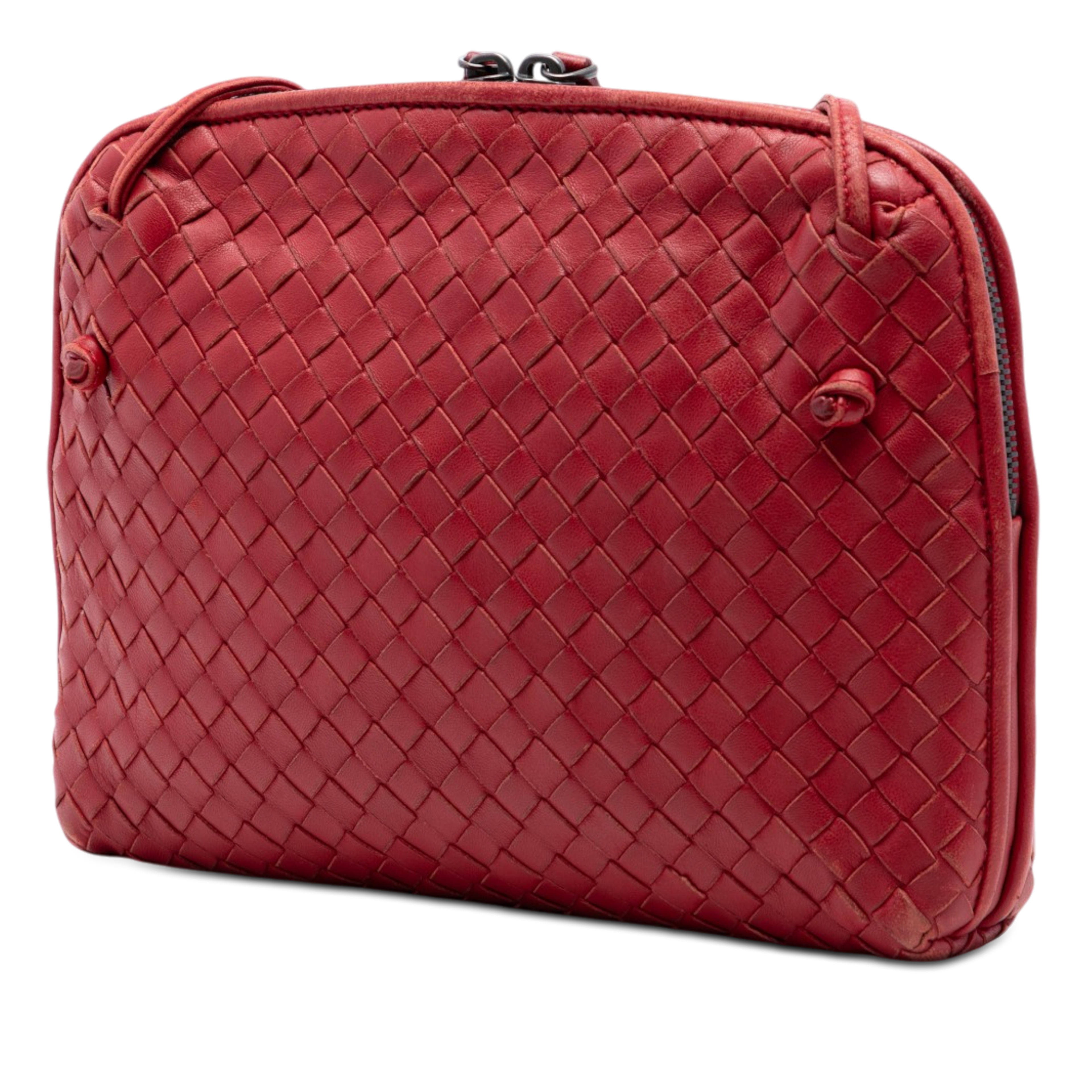 Bottega Veneta Nappa Intrecciato Nodini Crossbody, från Luxclusif, i färgen röd. Klicka för att öppna bilden i stort format