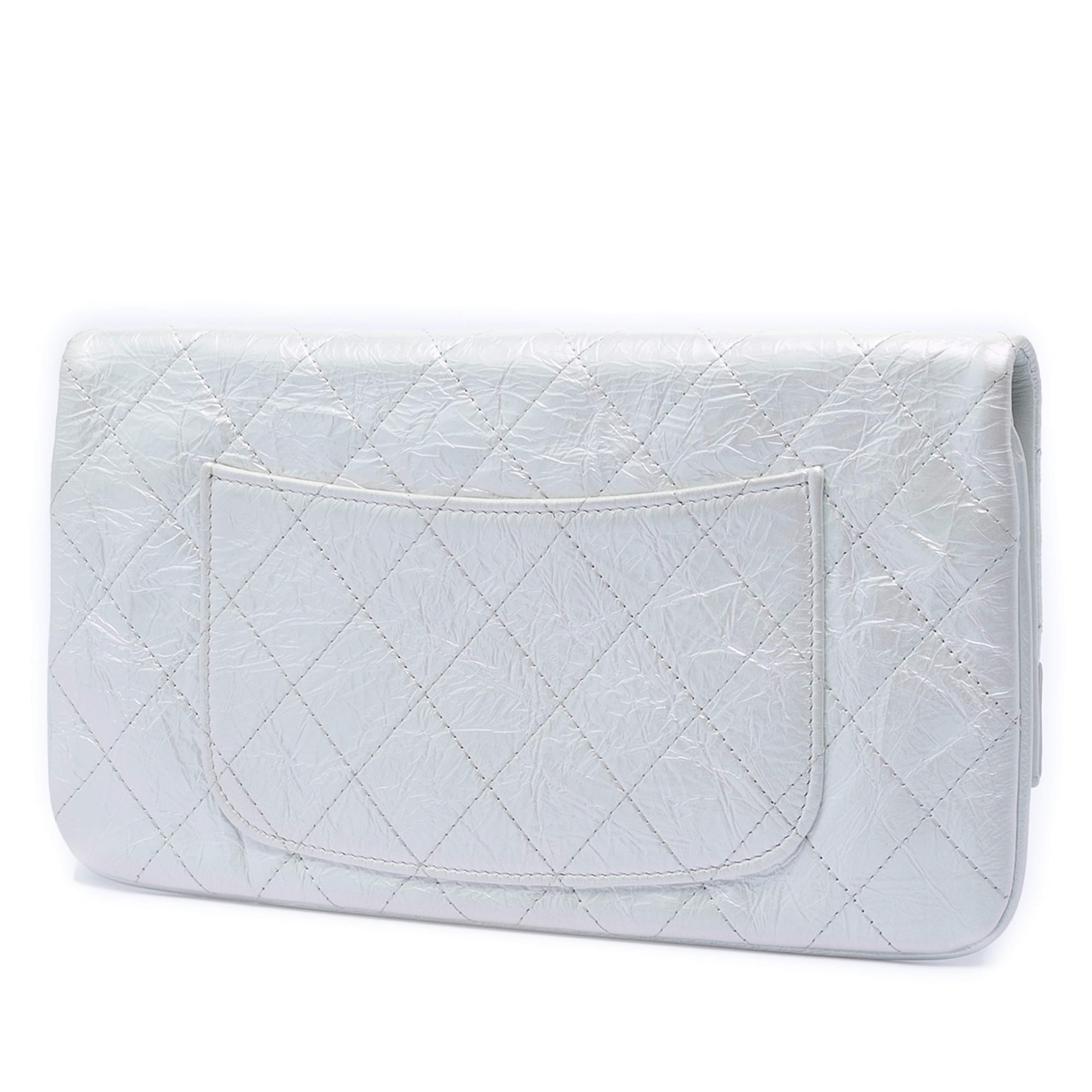 Chanel Iridescent Aged Calfskin 31 Clutch, från Luxclusif, i färgen vit. Klicka för att öppna bilden i stort format