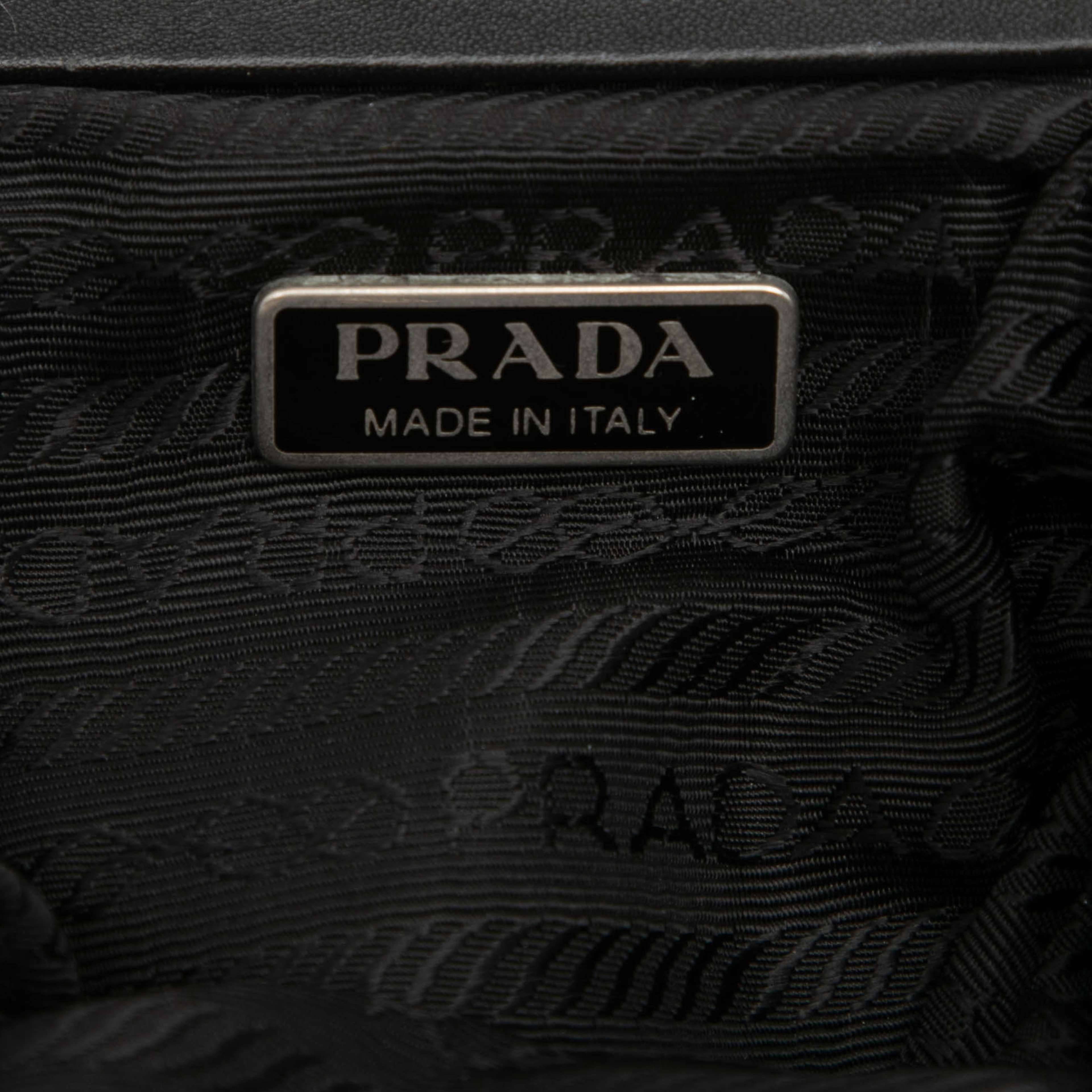 Prada Tessuto Kiss Lock Frame Coin Pouch, från Luxclusif, i färgen svart. Klicka för att öppna bilden i stort format