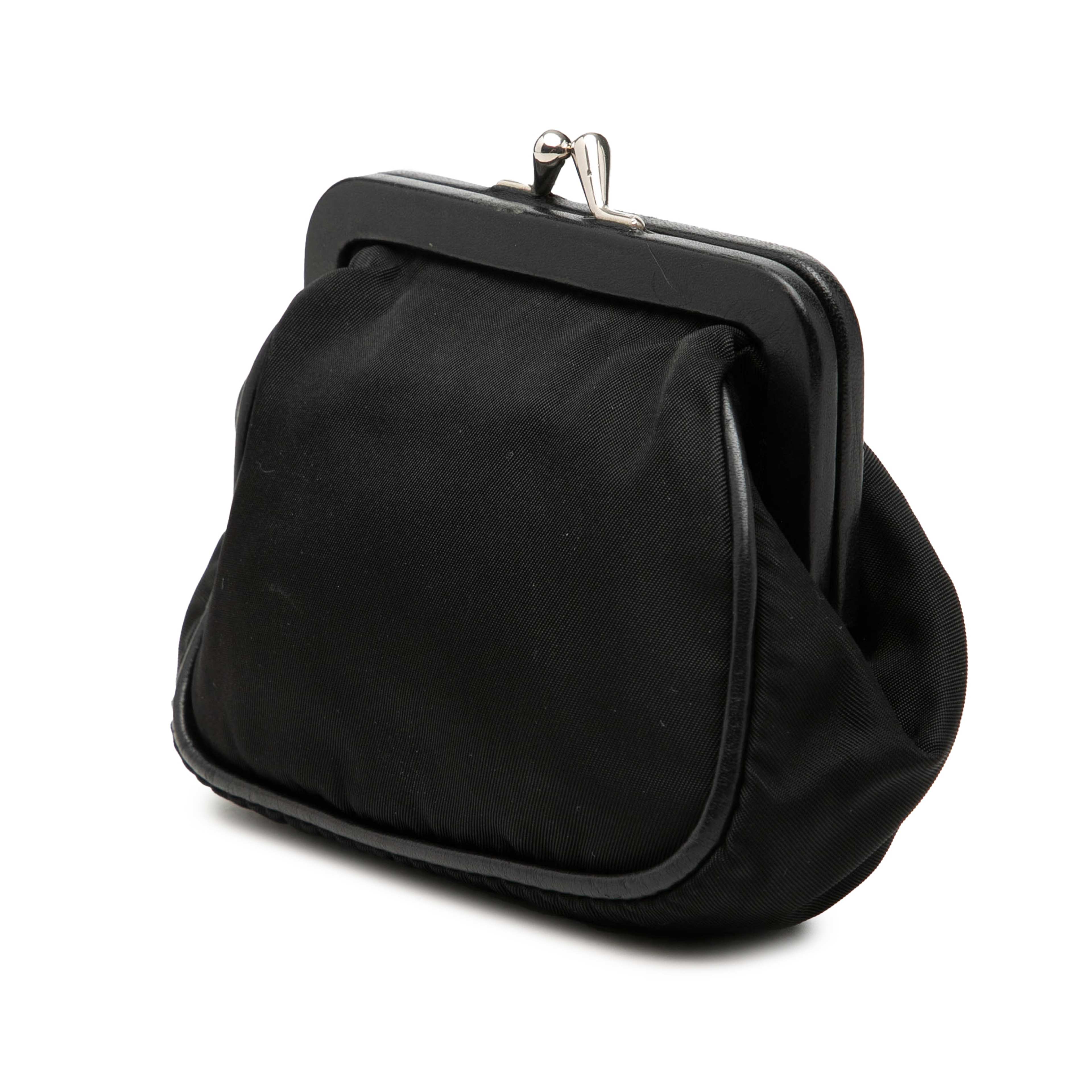 Prada Tessuto Kiss Lock Frame Coin Pouch, från Luxclusif, i färgen svart. Klicka för att öppna bilden i stort format
