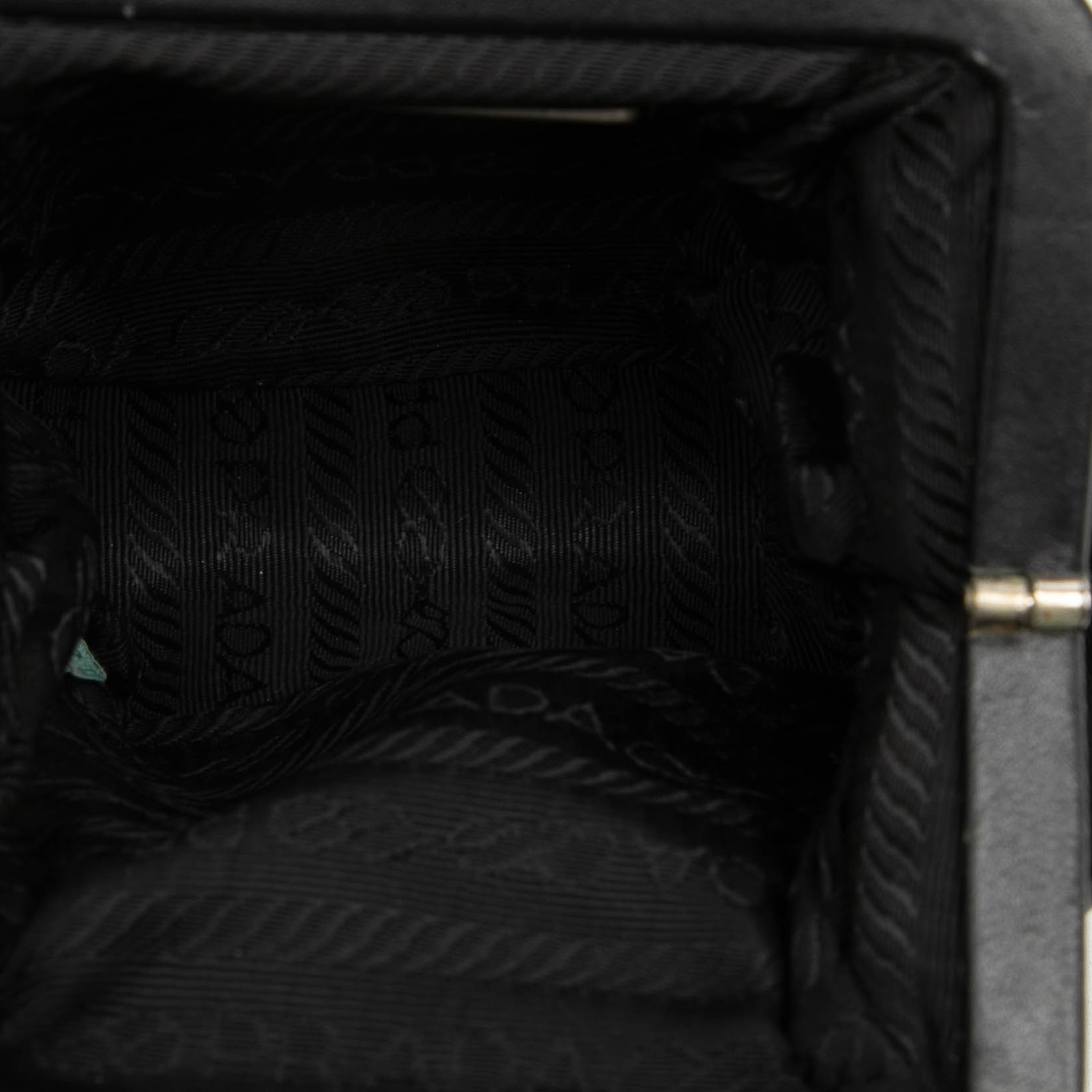 Prada Tessuto Kiss Lock Frame Coin Pouch, från Luxclusif, i färgen svart. Klicka för att öppna bilden i stort format