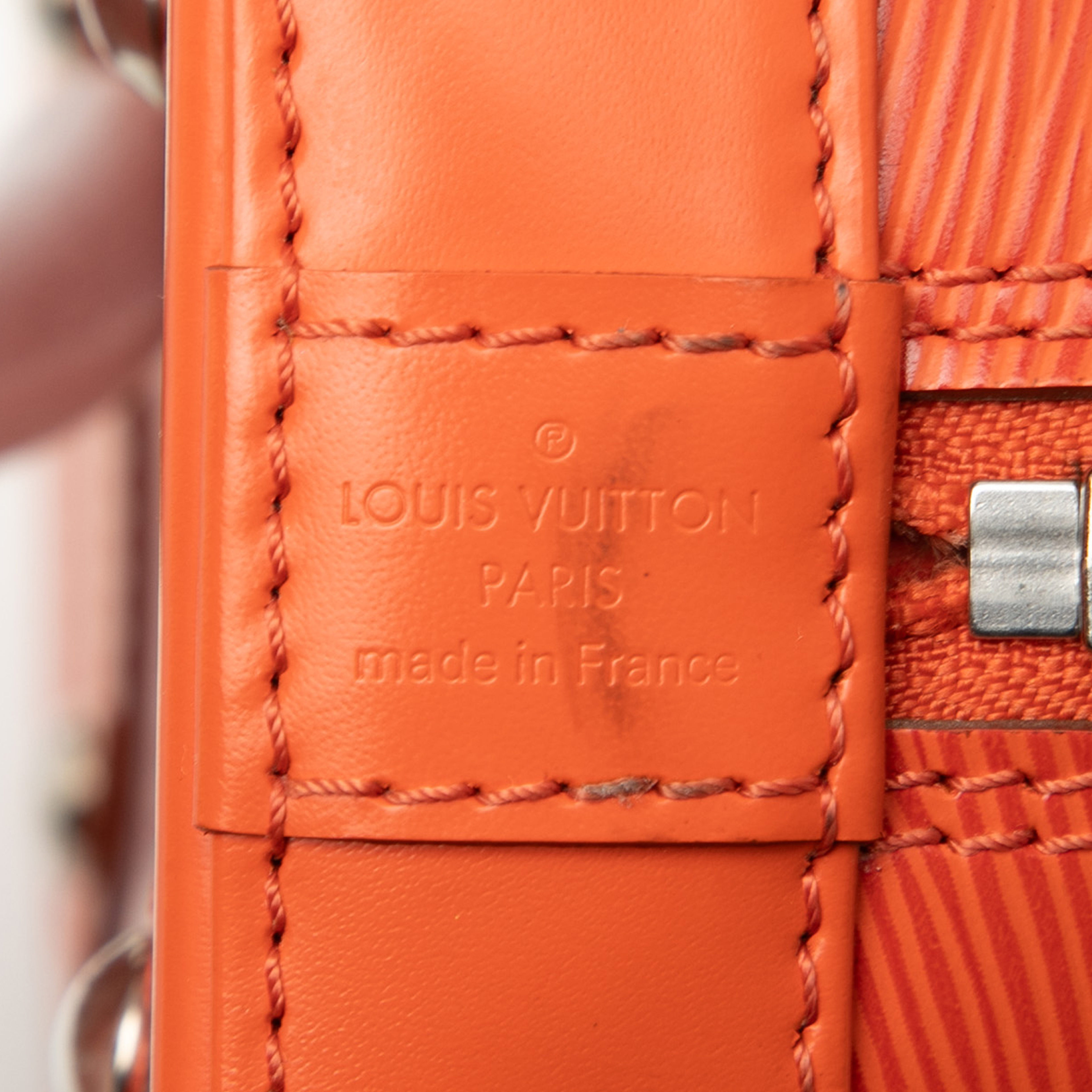 Louis Vuitton Epi Alma Bb, från Luxclusif, i färgen dark orange. Klicka för att öppna bilden i stort format