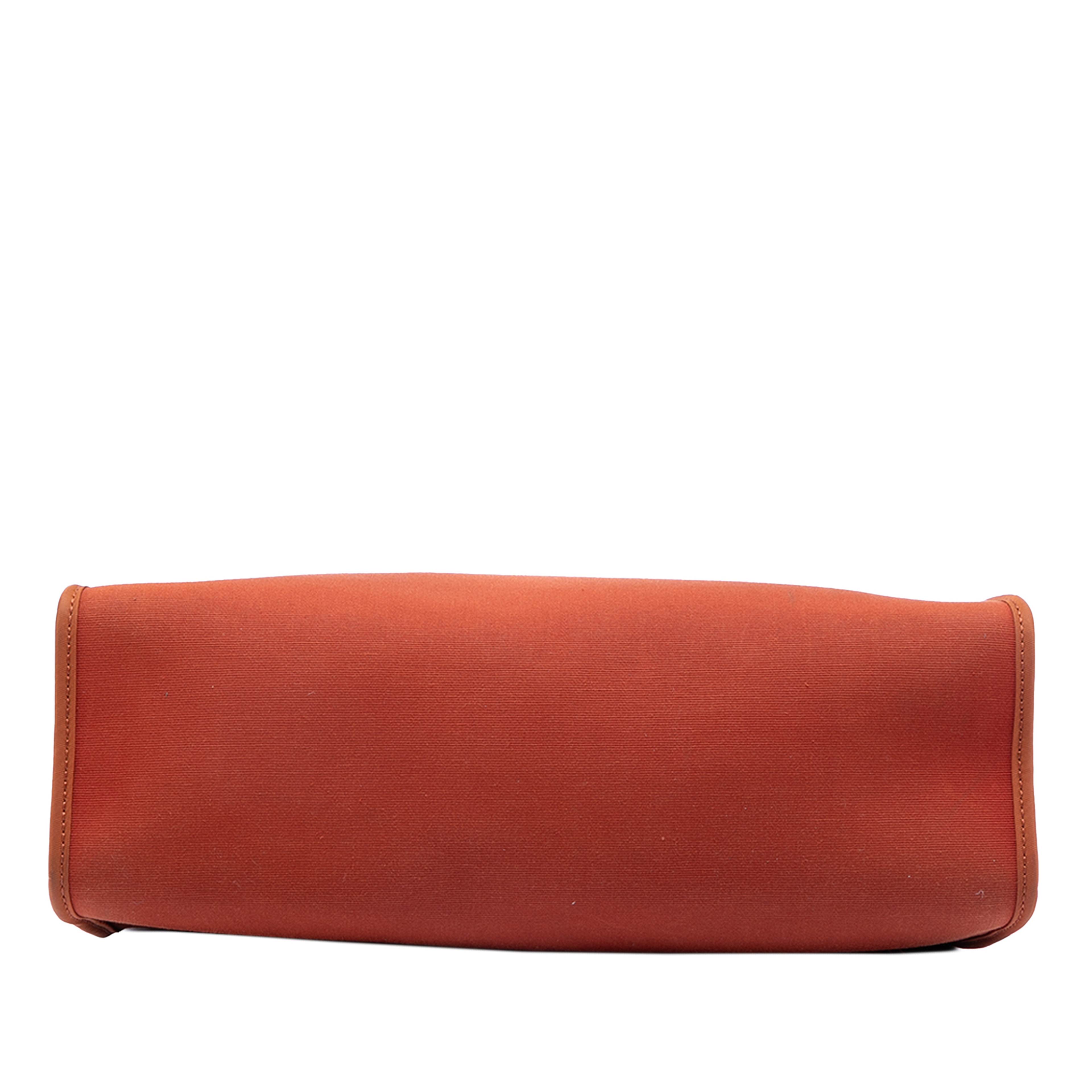 Hermès Toile Herbag Zip 31, från Luxclusif, i färgen dark orange. Klicka för att öppna bilden i stort format