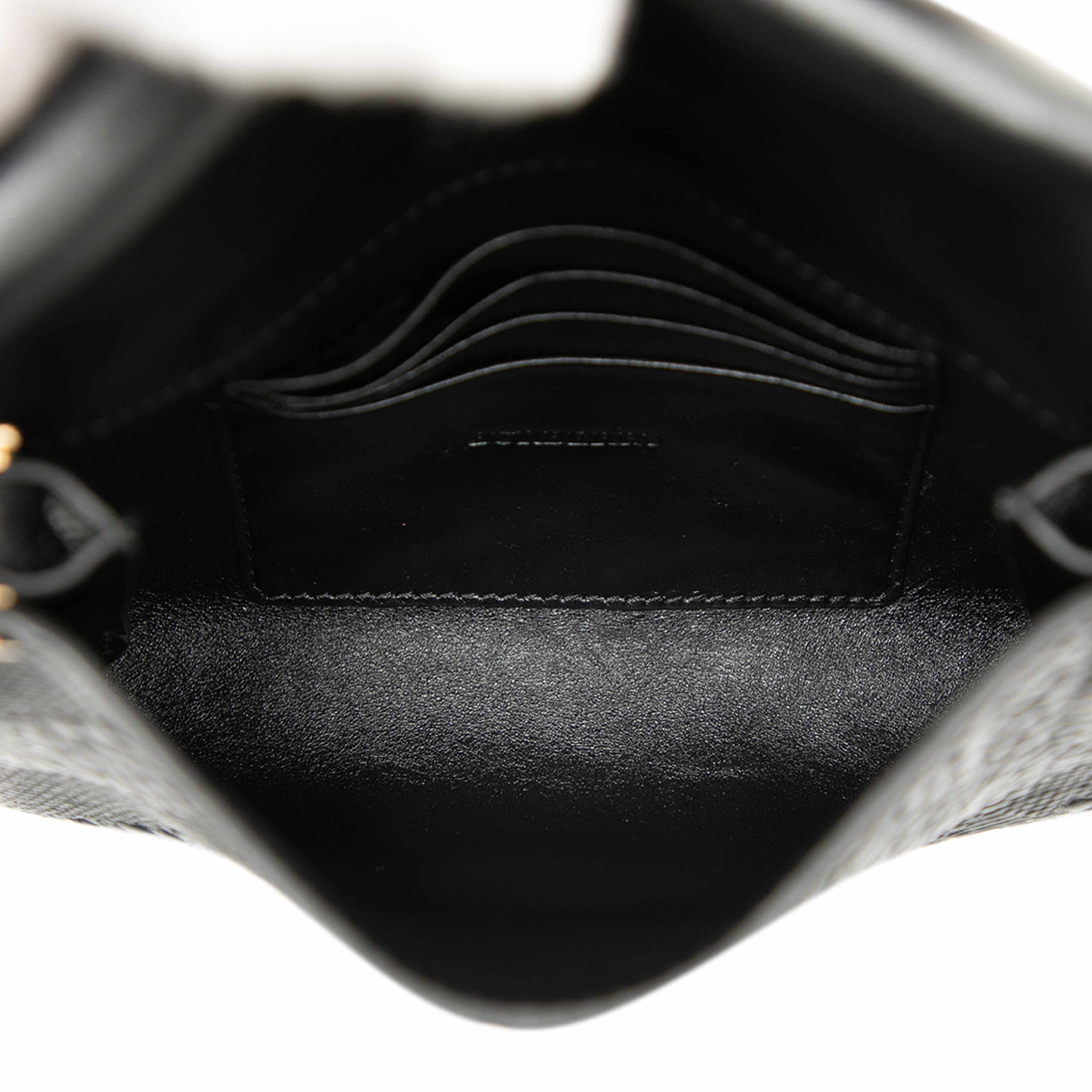 Burberry Embossed Grain Check Leather Langley Crossbody, från Luxclusif, i färgen black. Klicka för att öppna bilden i stort format