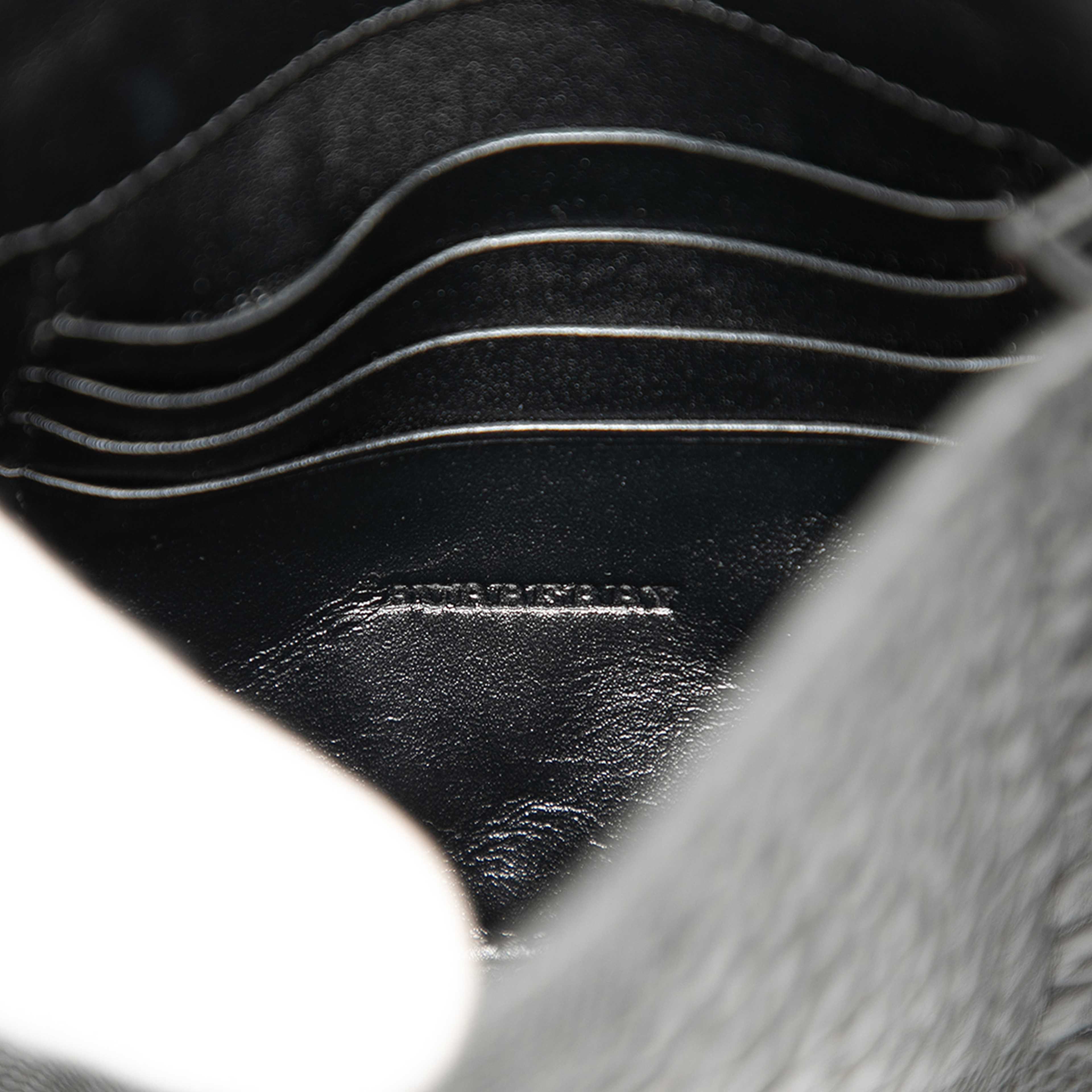 Burberry Embossed Grain Check Leather Langley Crossbody, från Luxclusif, i färgen black. Klicka för att öppna bilden i stort format