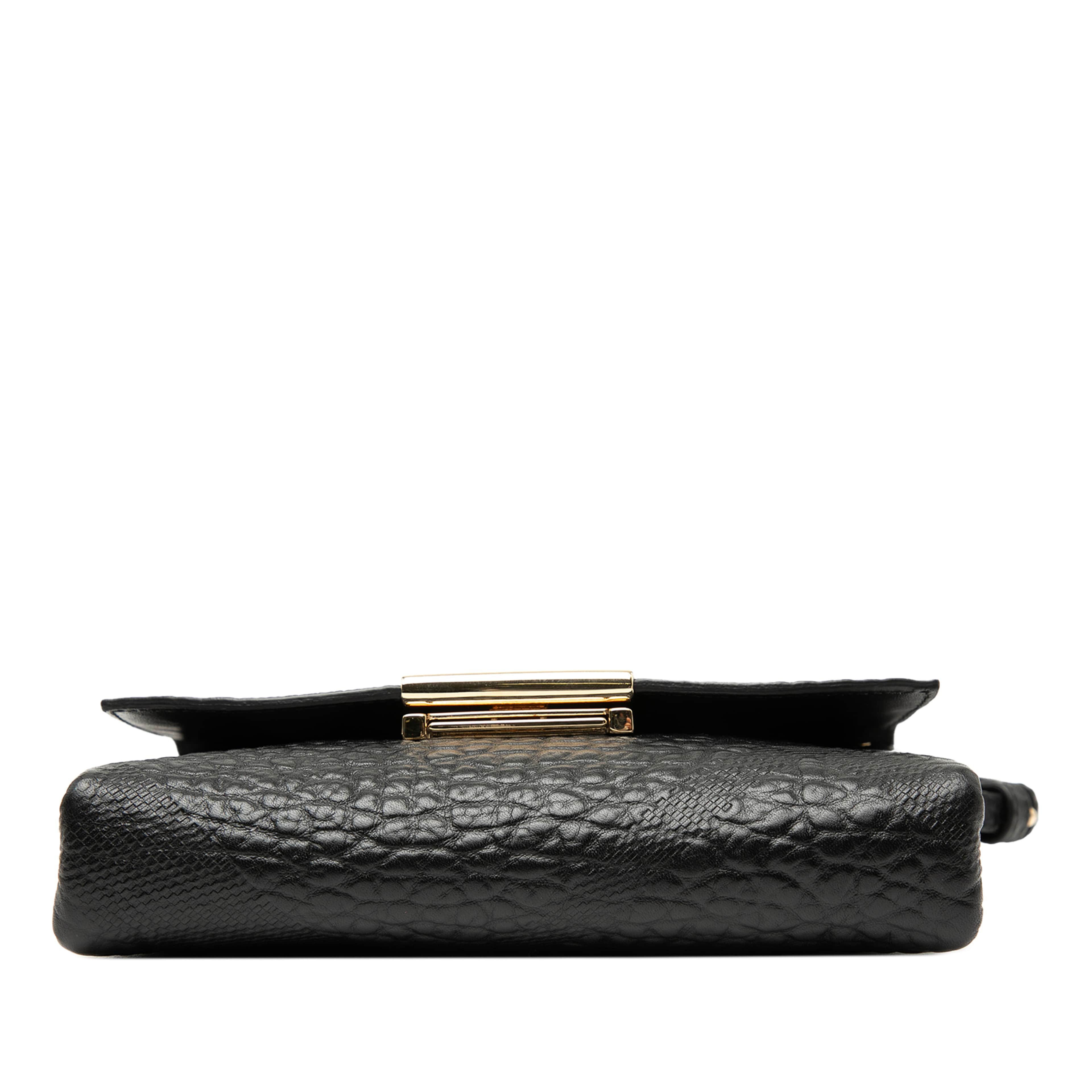 Burberry Embossed Grain Check Leather Langley Crossbody, från Luxclusif, i färgen black. Klicka för att öppna bilden i stort format