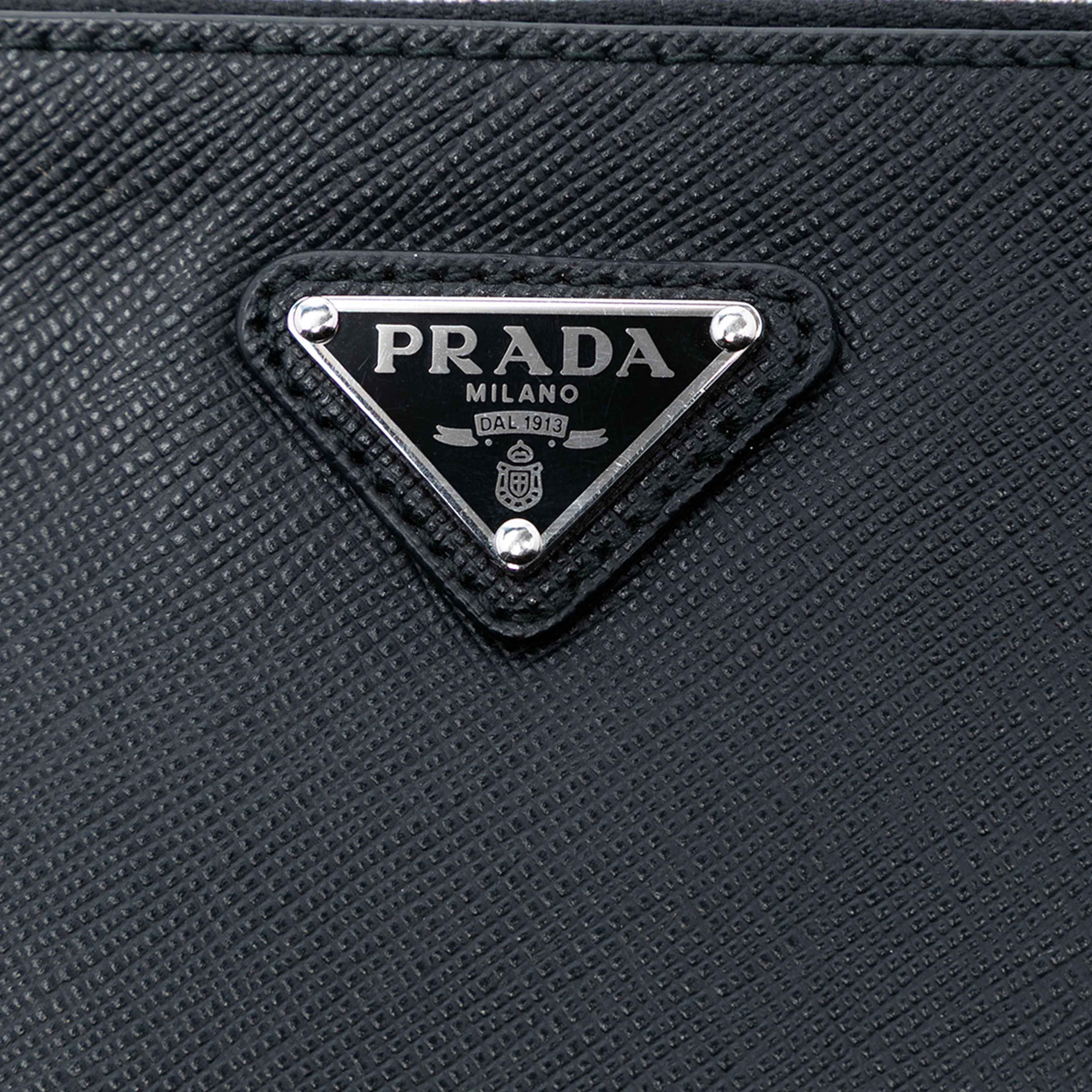 Prada Saffiano Clutch, från Luxclusif, i färgen black. Klicka för att öppna bilden i stort format