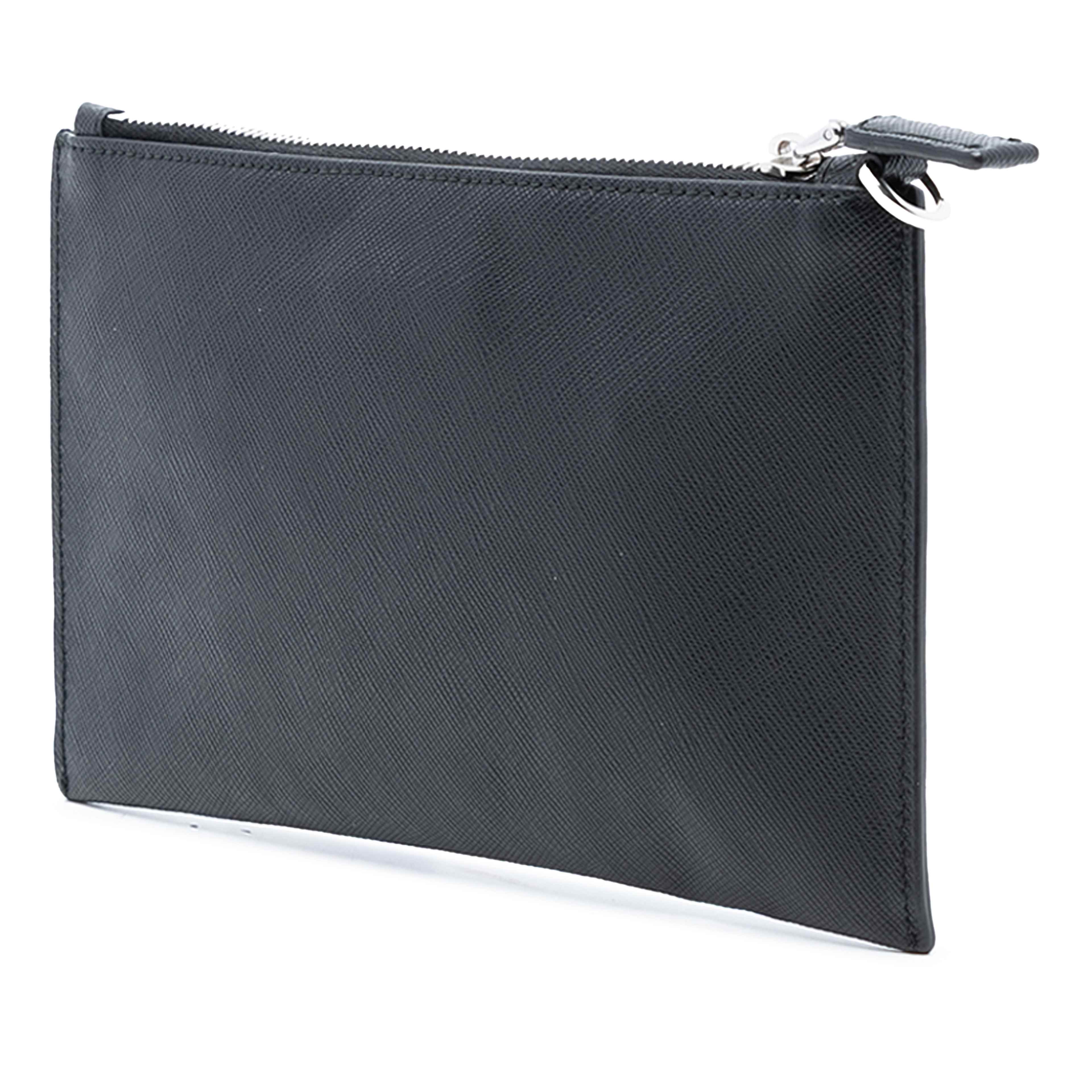 Prada Saffiano Clutch, från Luxclusif, i färgen black. Klicka för att öppna bilden i stort format