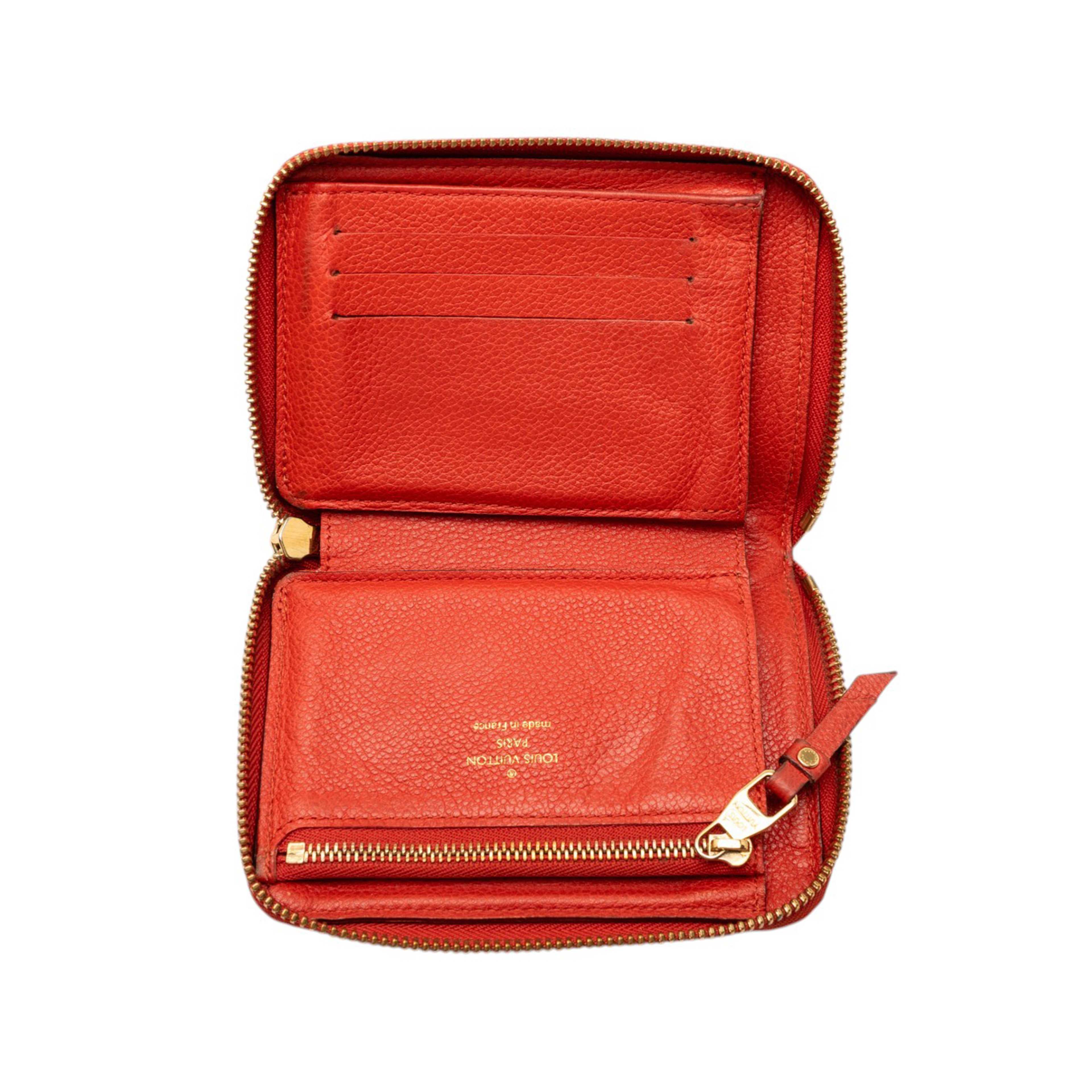 Louis Vuitton Monogram Empreinte Secret Compact Wallet, från Luxclusif, i färgen red. Klicka för att öppna bilden i stort format