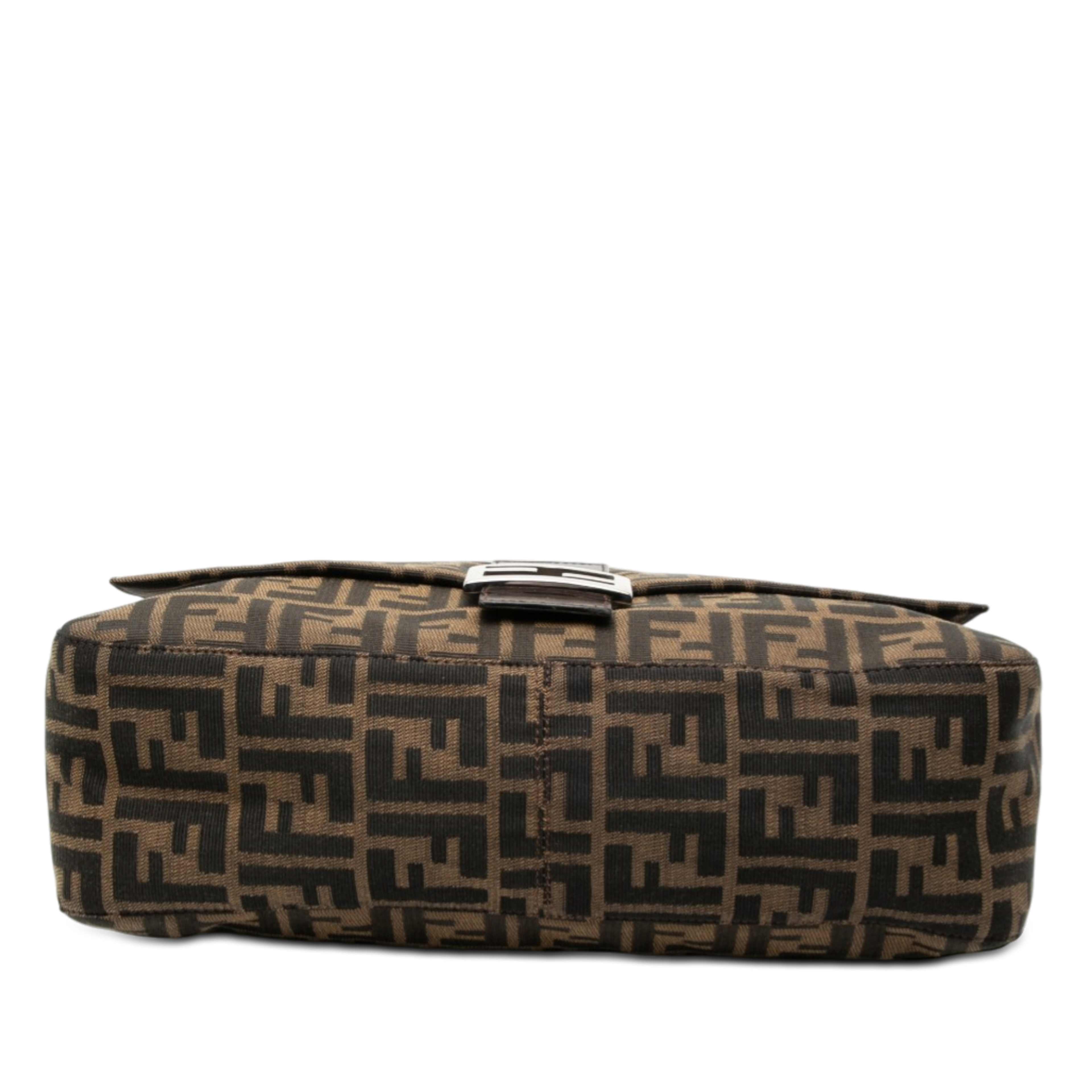 Fendi Zucca Canvas Shoulder Bag, från Luxclusif, i färgen brown. Klicka för att öppna bilden i stort format