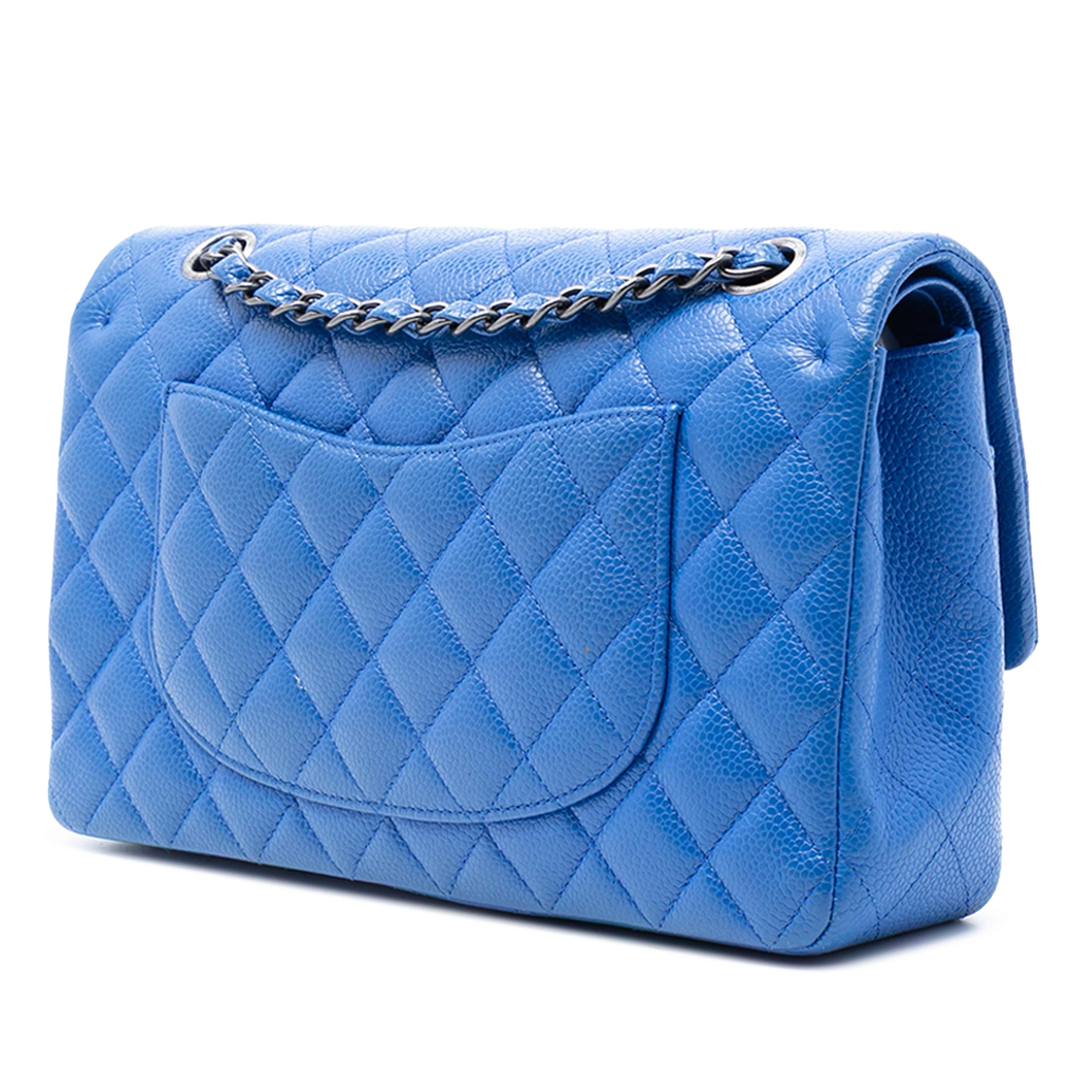 Chanel Medium Classic Caviar Double Flap, från Luxclusif, i färgen blue. Klicka för att öppna bilden i stort format