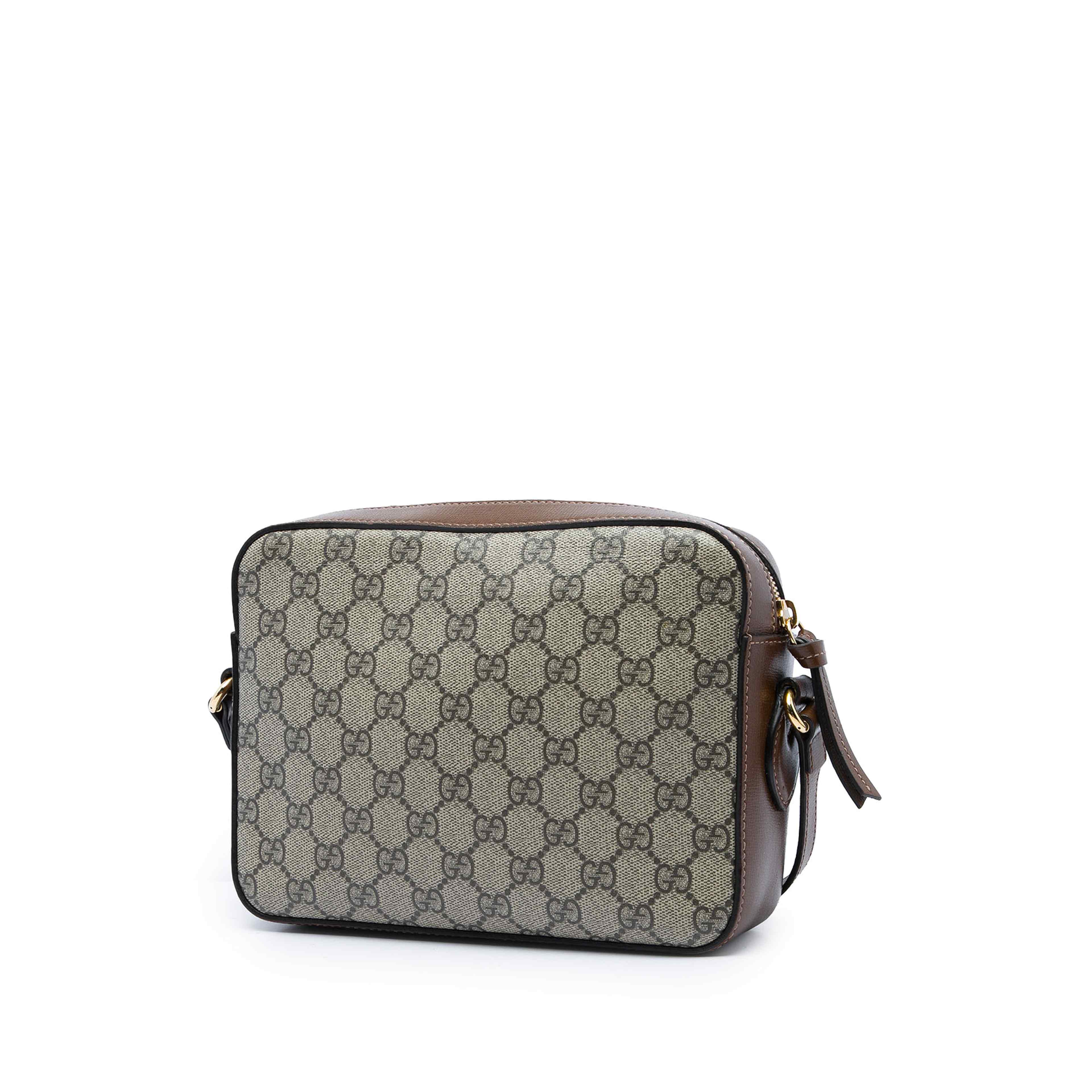 Gucci Small Gg Supreme Horsebit 1955 Crossbody, från Luxclusif, i färgen beige. Klicka för att öppna bilden i stort format
