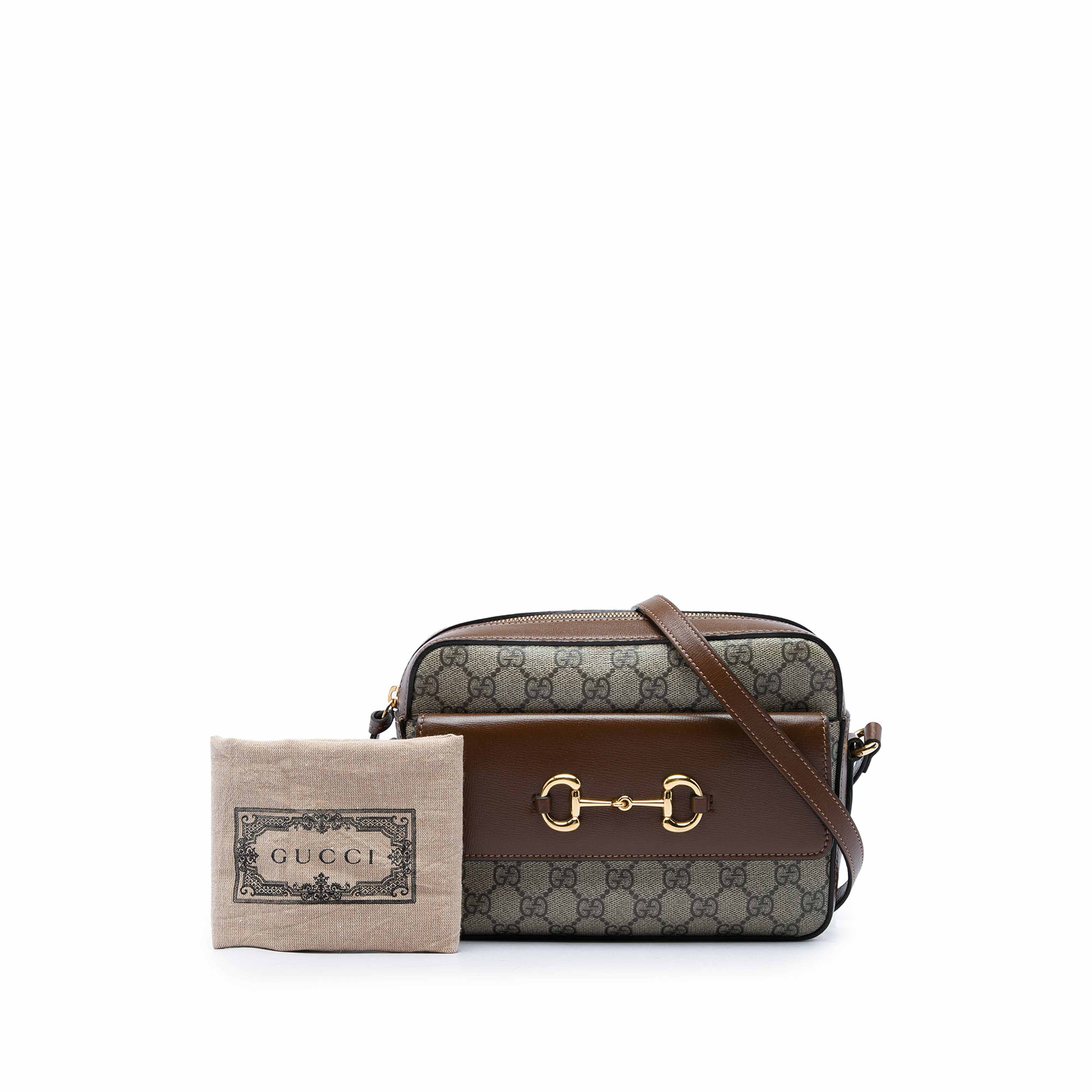 Gucci Small Gg Supreme Horsebit 1955 Crossbody, från Luxclusif, i färgen beige. Klicka för att öppna bilden i stort format