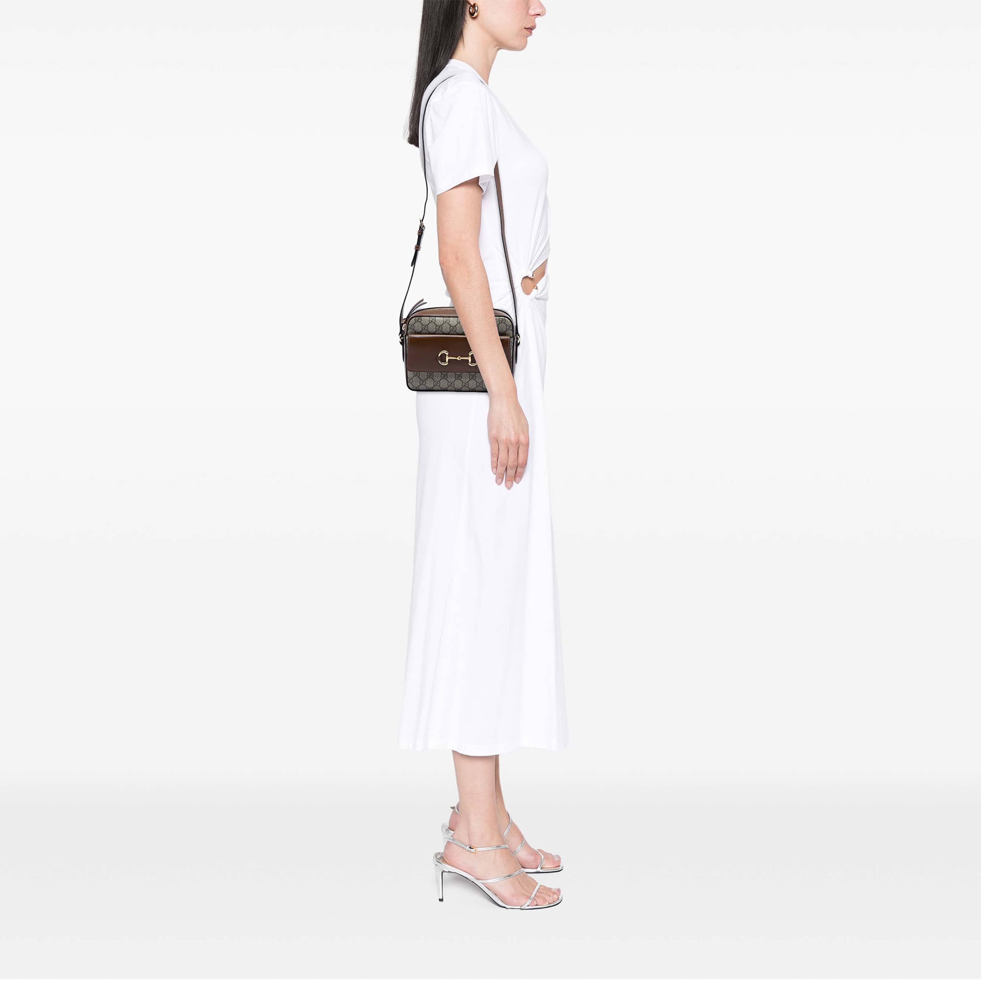 Gucci Small Gg Supreme Horsebit 1955 Crossbody, från Luxclusif, i färgen beige. Klicka för att öppna bilden i stort format