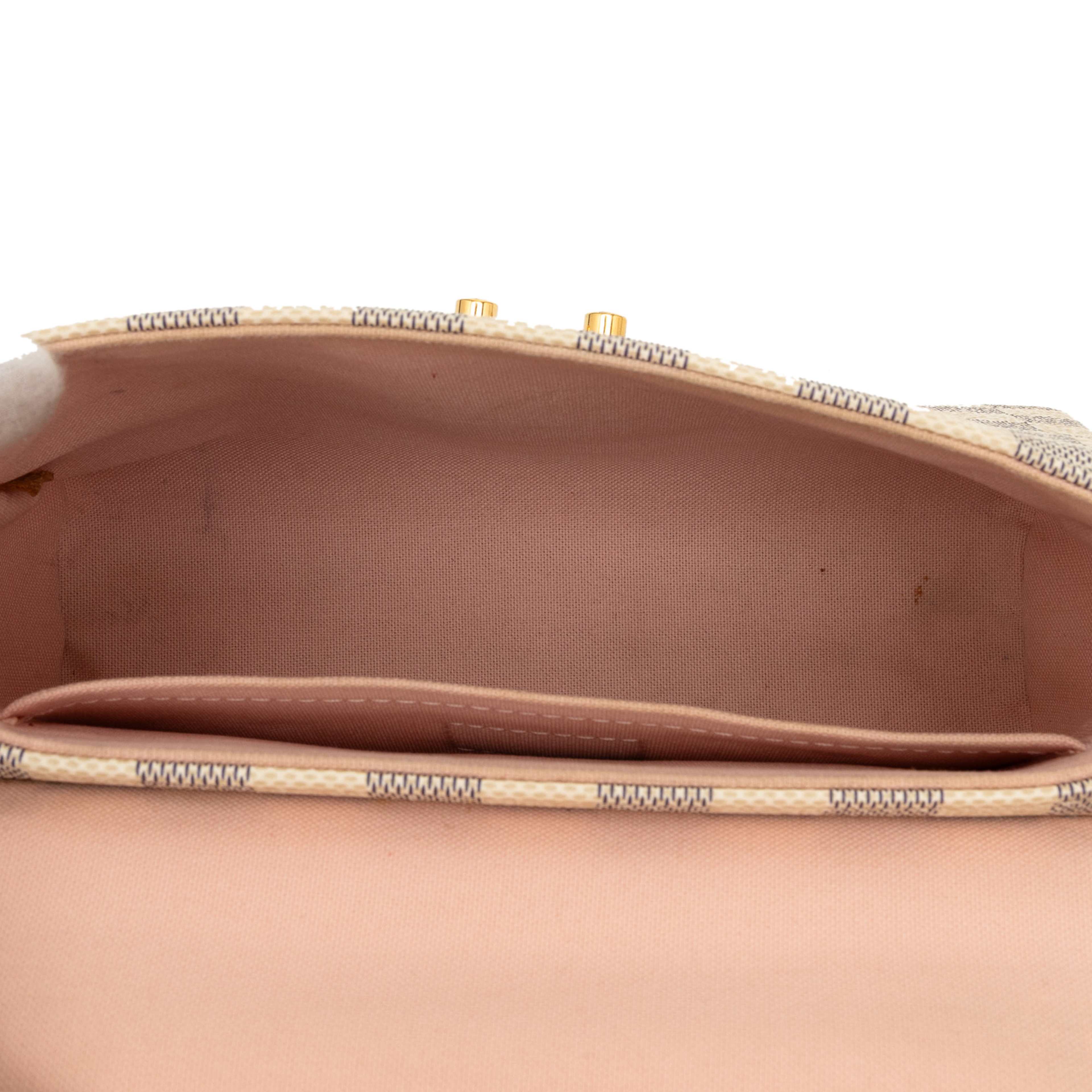 Louis Vuitton Damier Azur Croisette, från Luxclusif, i färgen white. Klicka för att öppna bilden i stort format