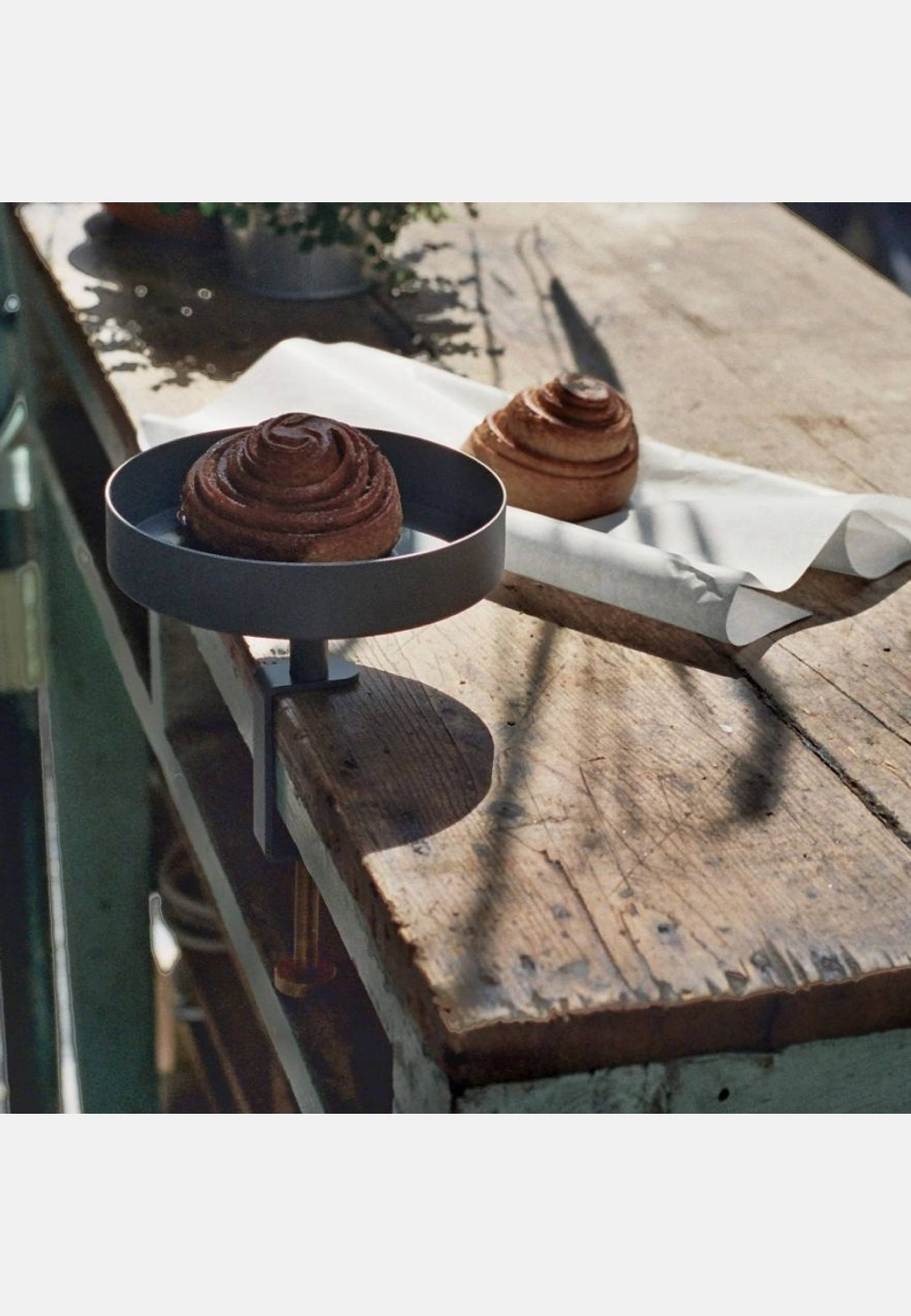 Bricka Clamp Tray S, från Navet, i färgen grå. Klicka för att öppna bilden i stort format