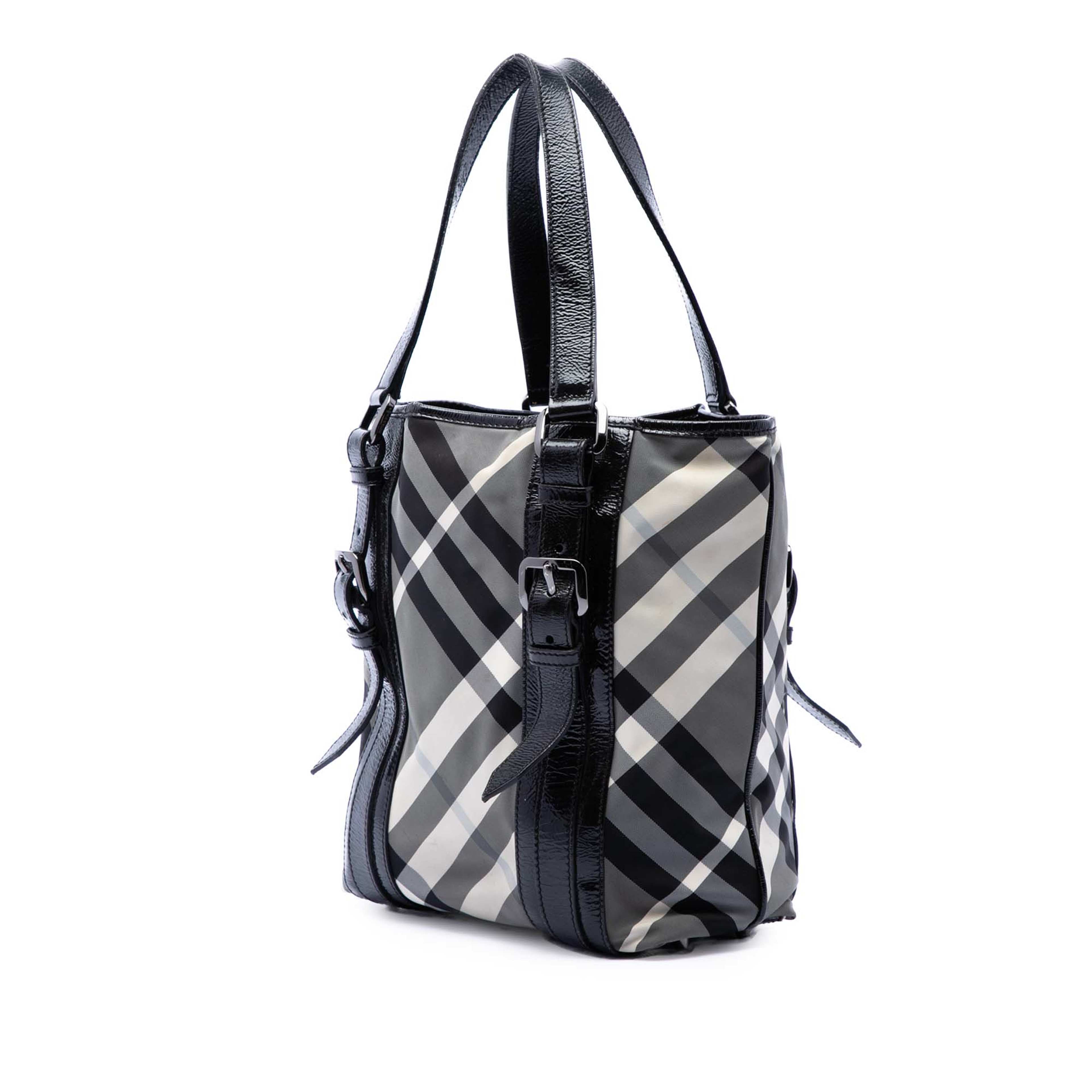 Burberry Small Beat Check Nylon Victoria Tote, från Luxclusif, i färgen grå. Klicka för att öppna bilden i stort format
