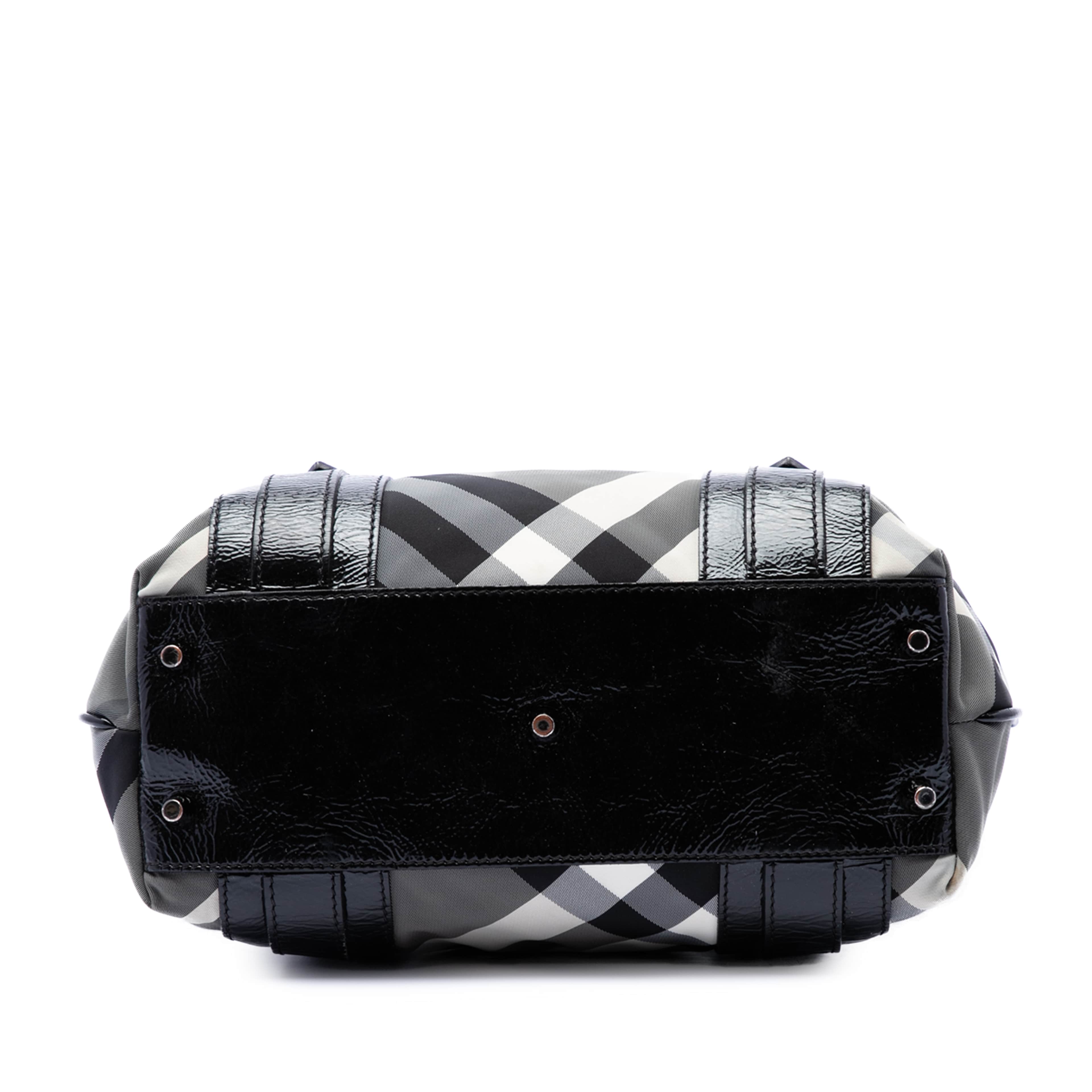 Burberry Small Beat Check Nylon Victoria Tote, från Luxclusif, i färgen grå. Klicka för att öppna bilden i stort format