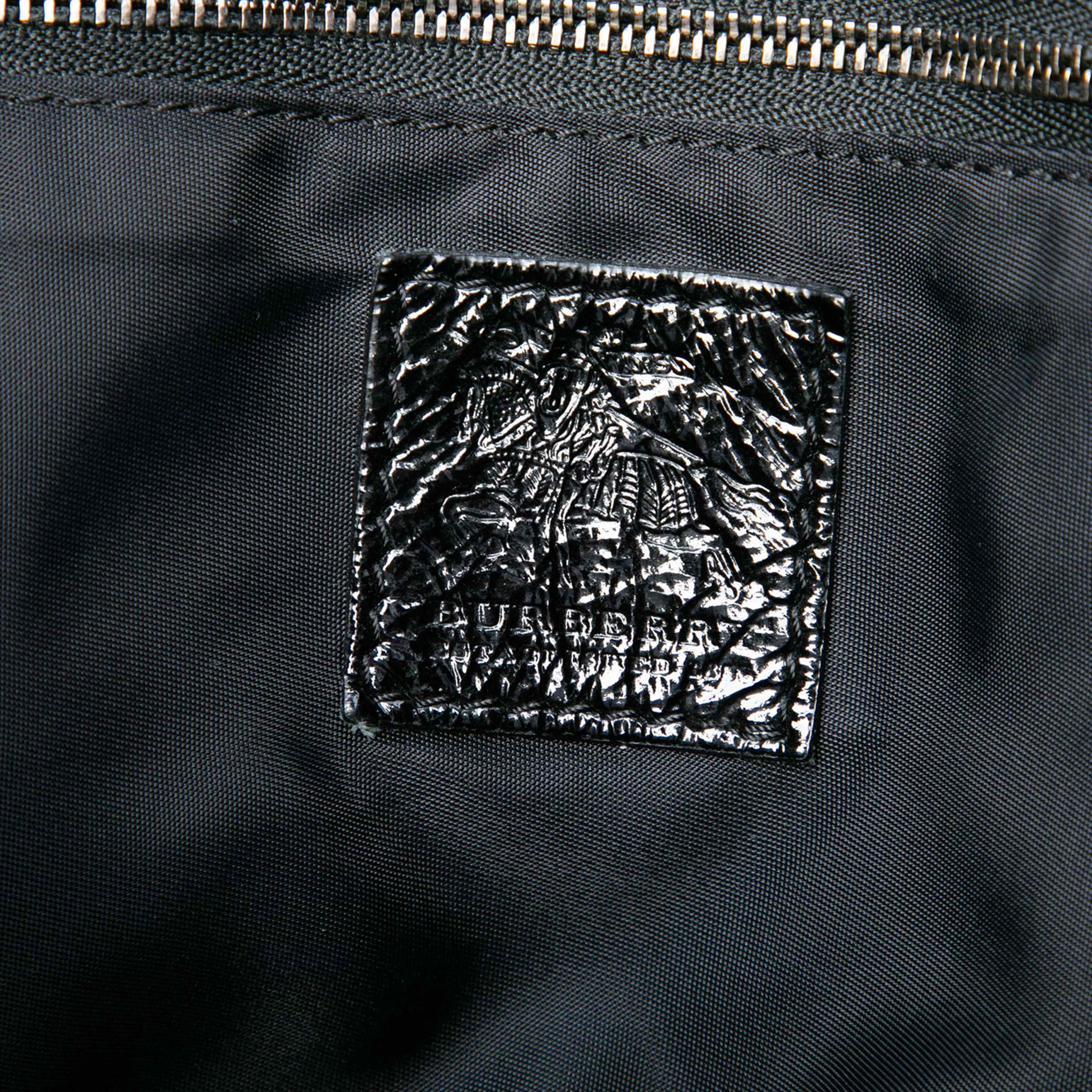 Burberry Small Beat Check Nylon Victoria Tote, från Luxclusif, i färgen grå. Klicka för att öppna bilden i stort format